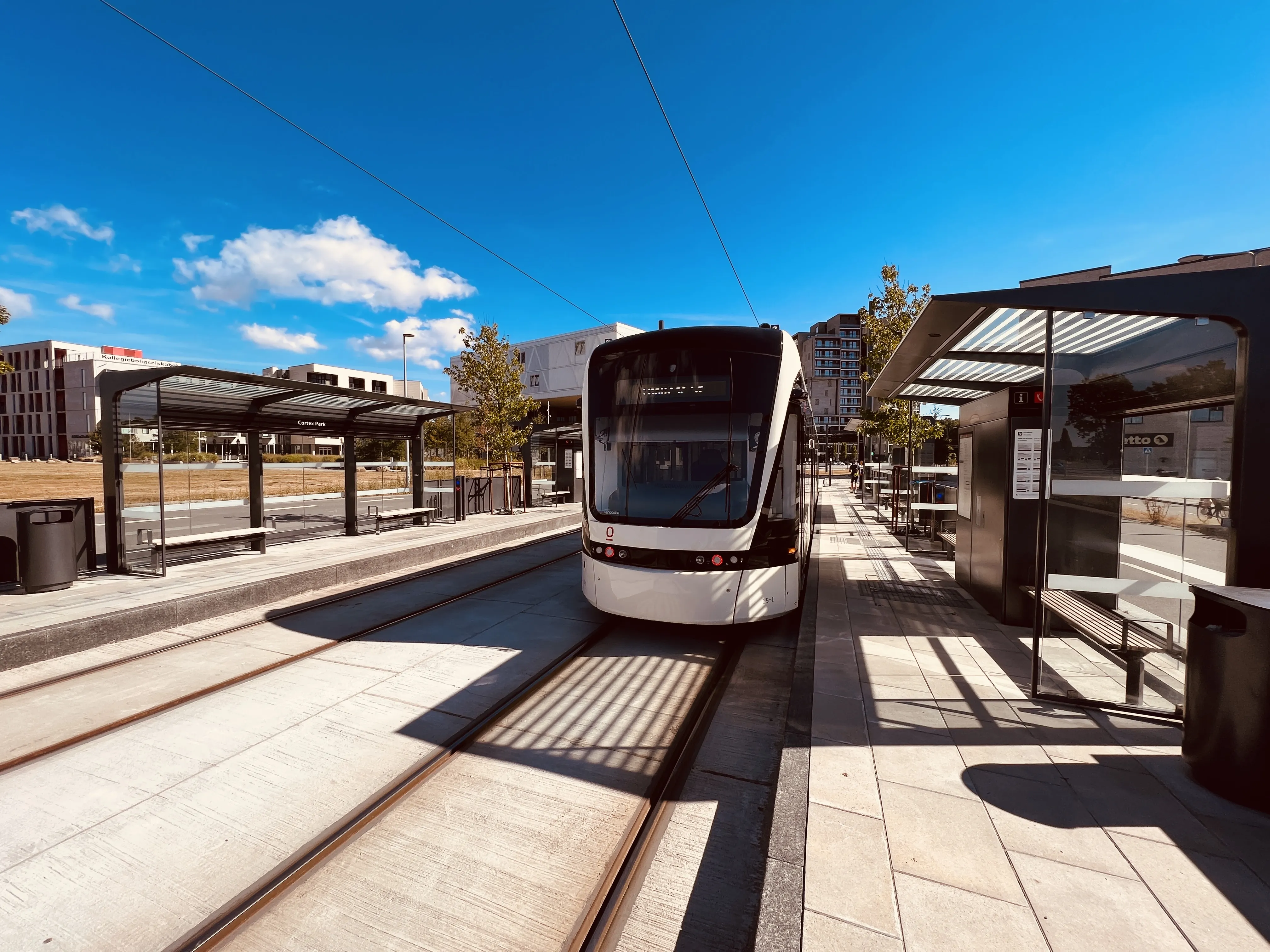 Billede af Odense Letbane togsæt 15 fotograferet ud for Cortex Park Letbanestation.