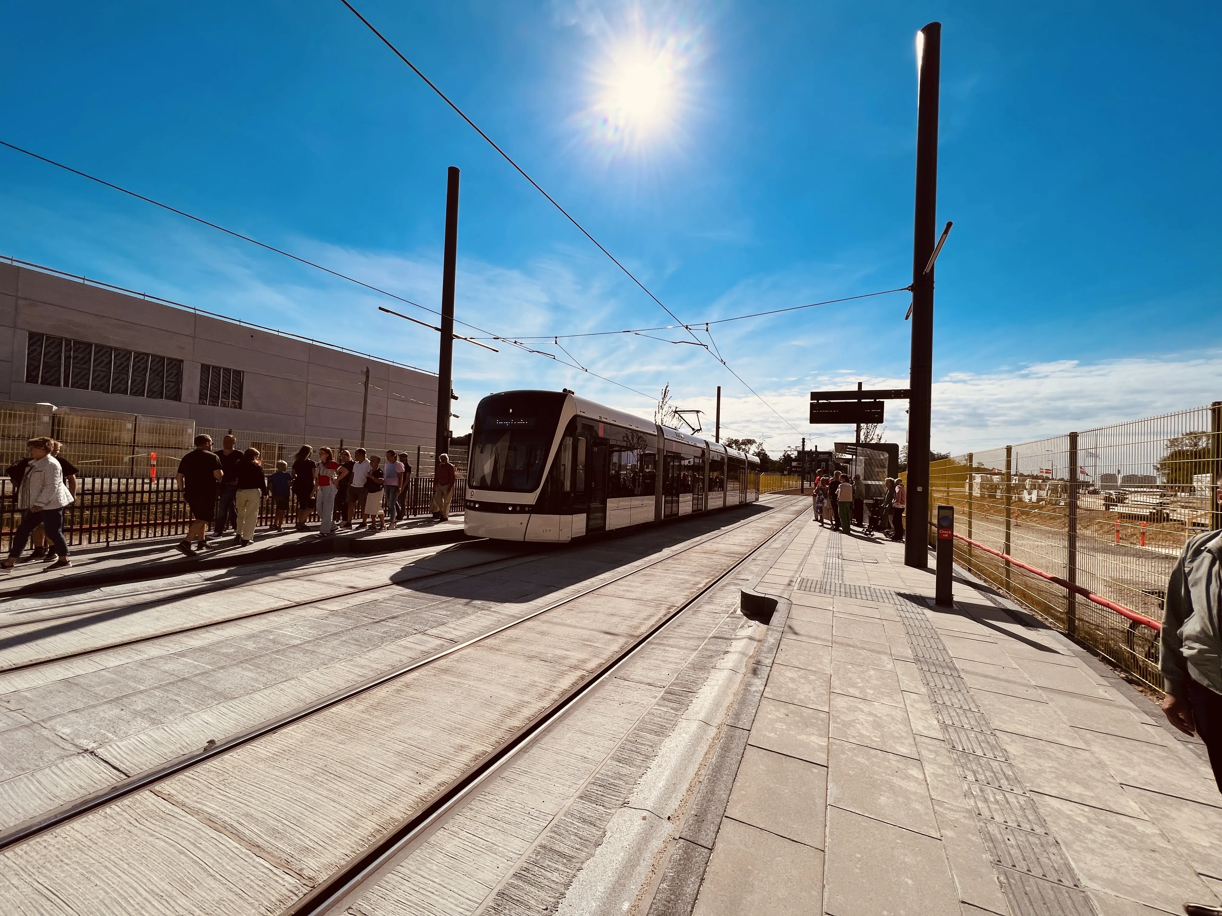 Billede af Odense Letbane togsæt 15 fotograferet ud for Hospital Syd Letbanestation.