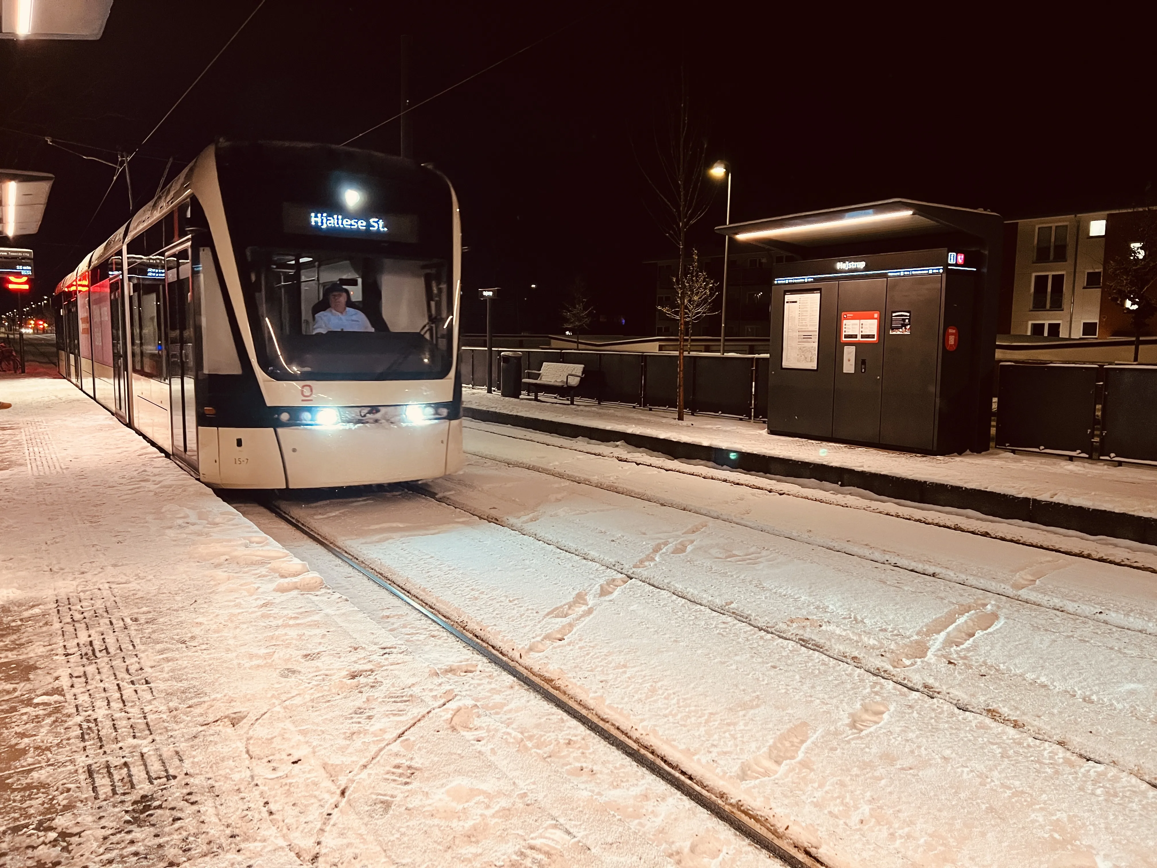 Billede af Odense Letbane togsæt 15 fotograferet ud for Højstrup Letbanestation.