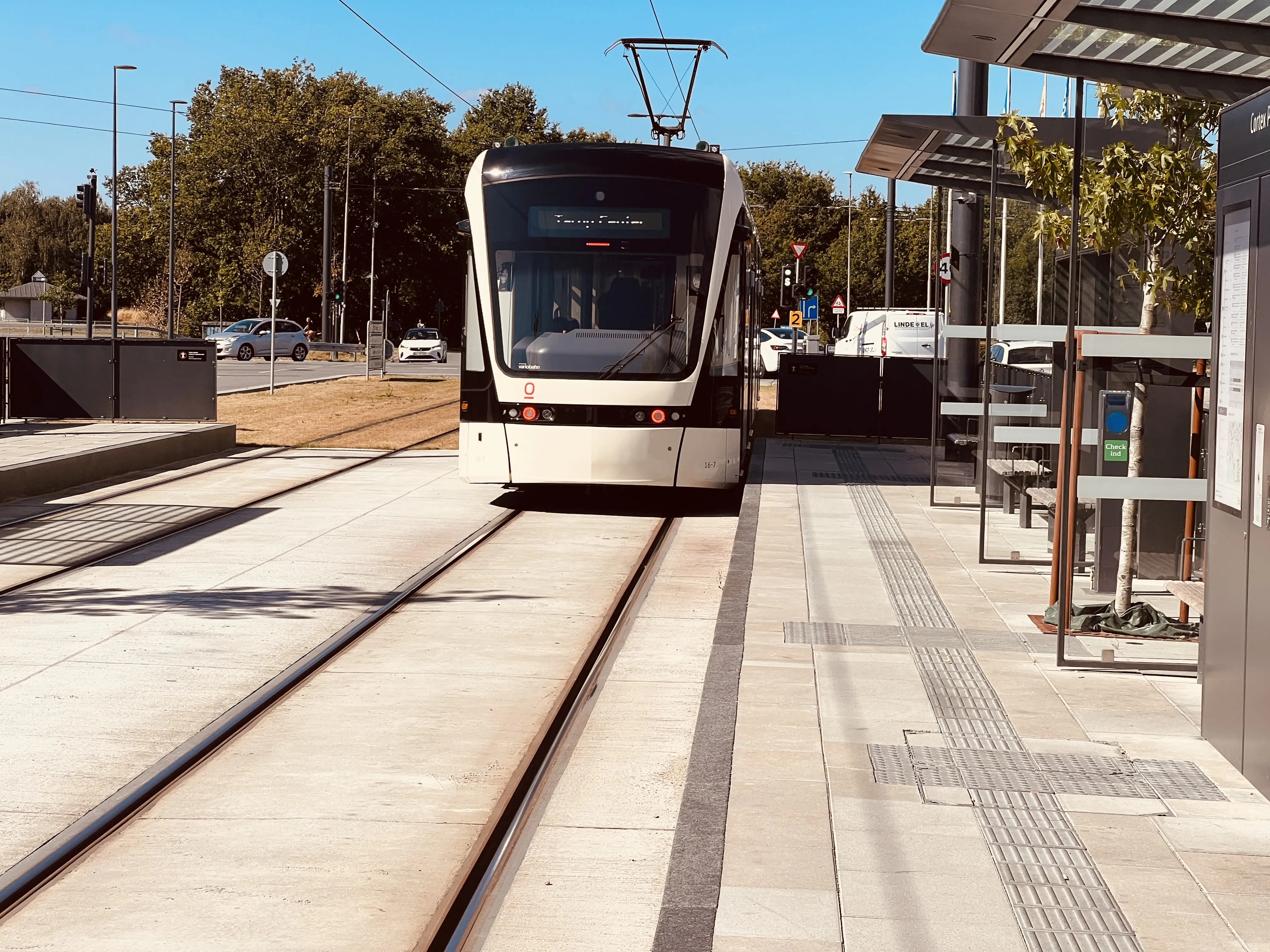 Billede af Odense Letbane togsæt 16 fotograferet ud for Cortex Park Letbanestation.