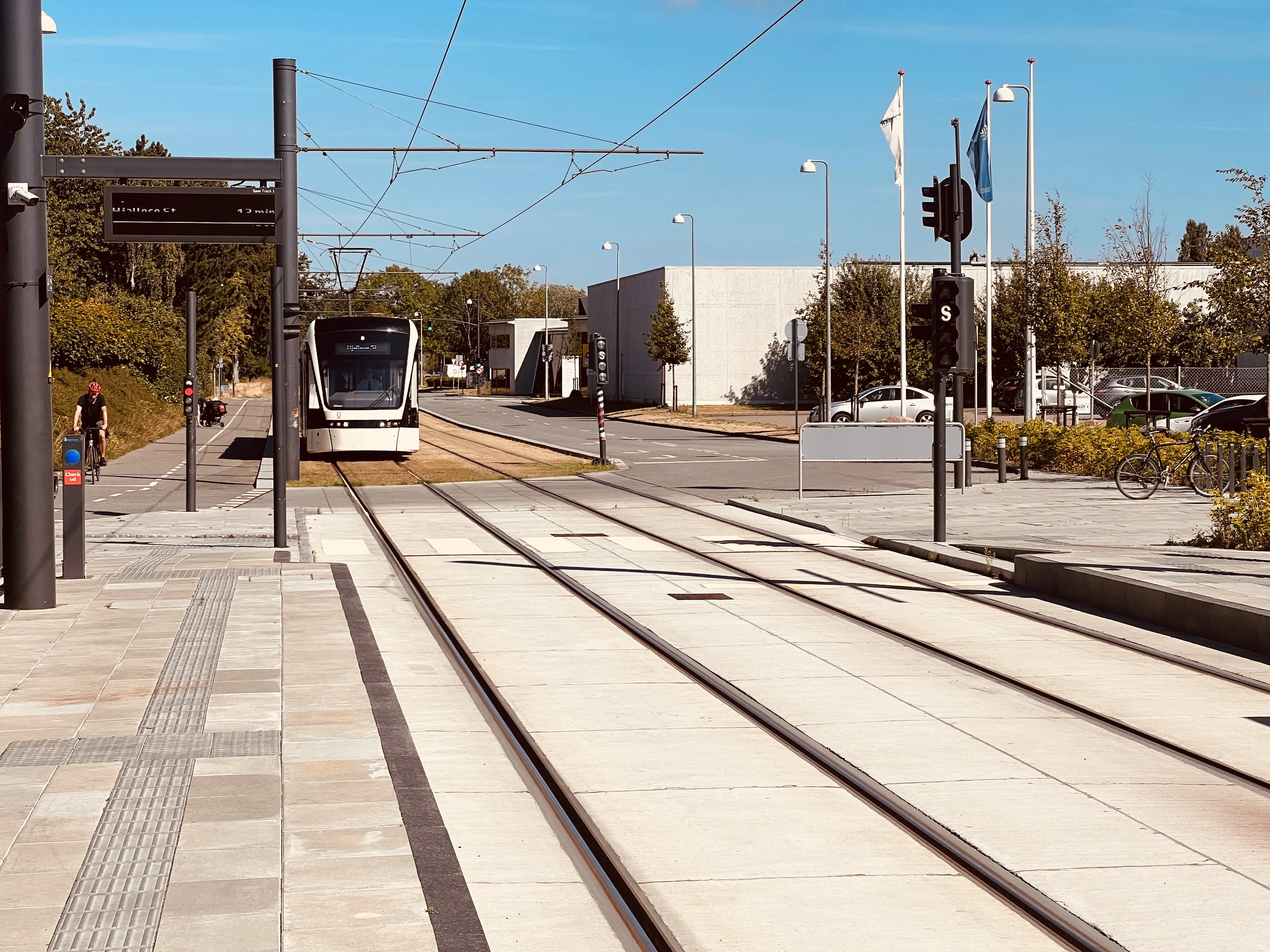 Billede af Odense Letbane togsæt 16 fotograferet ud for Hestehaven Letbanestation.