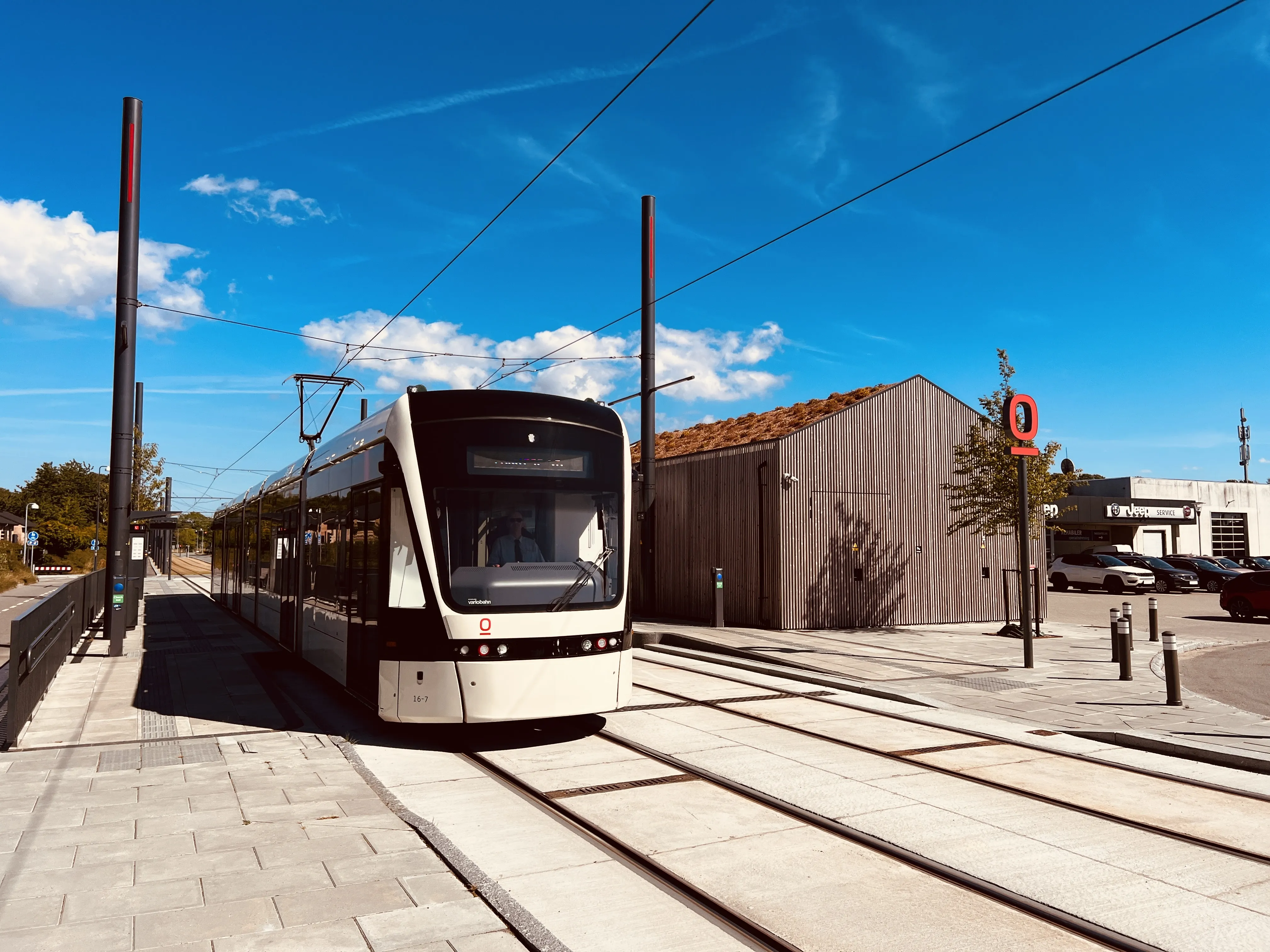 Billede af Odense Letbane togsæt 16 fotograferet ud for Hestehaven Letbanestation.