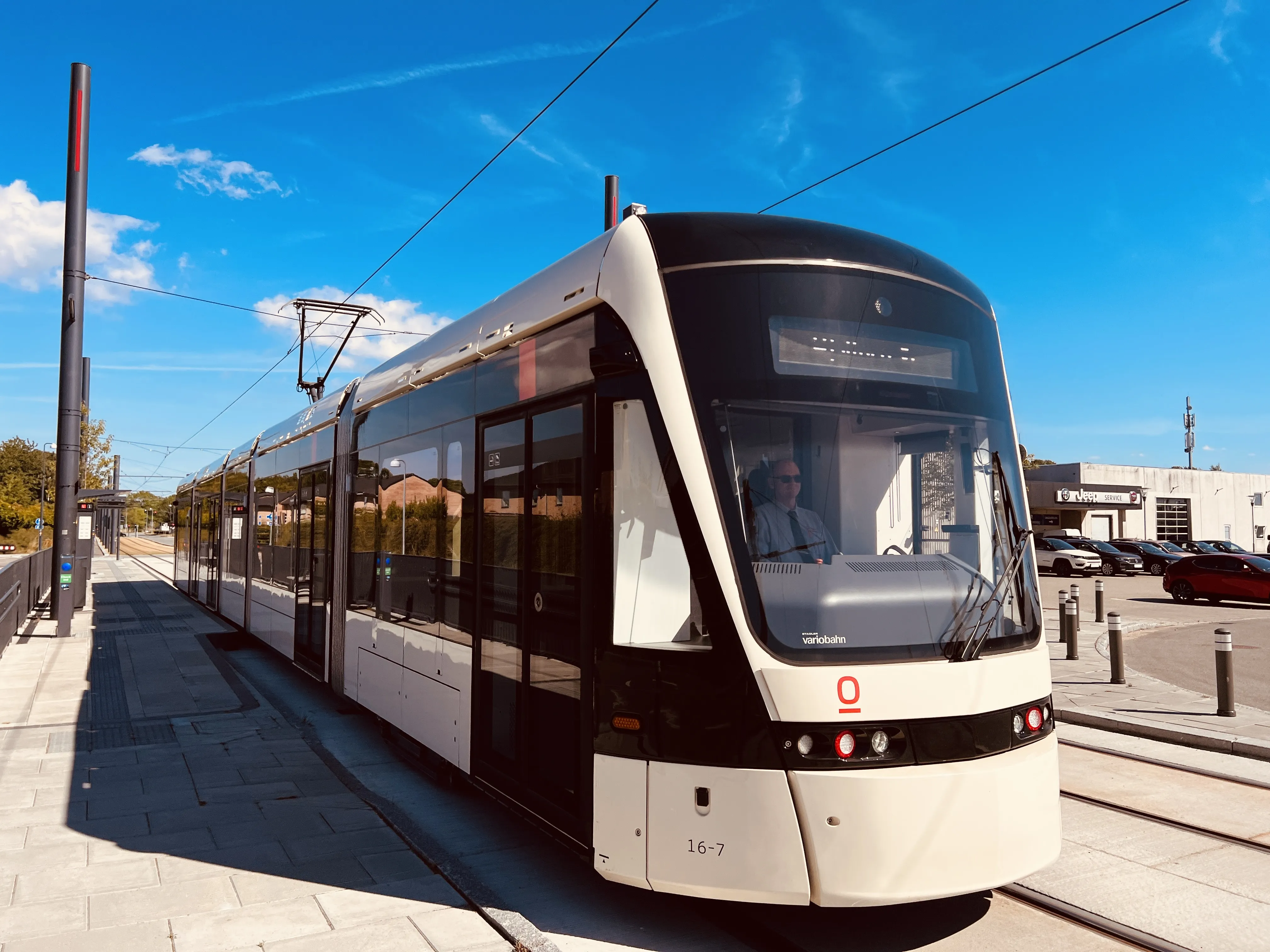 Billede af Odense Letbane togsæt 16 fotograferet ud for Hestehaven Letbanestation.