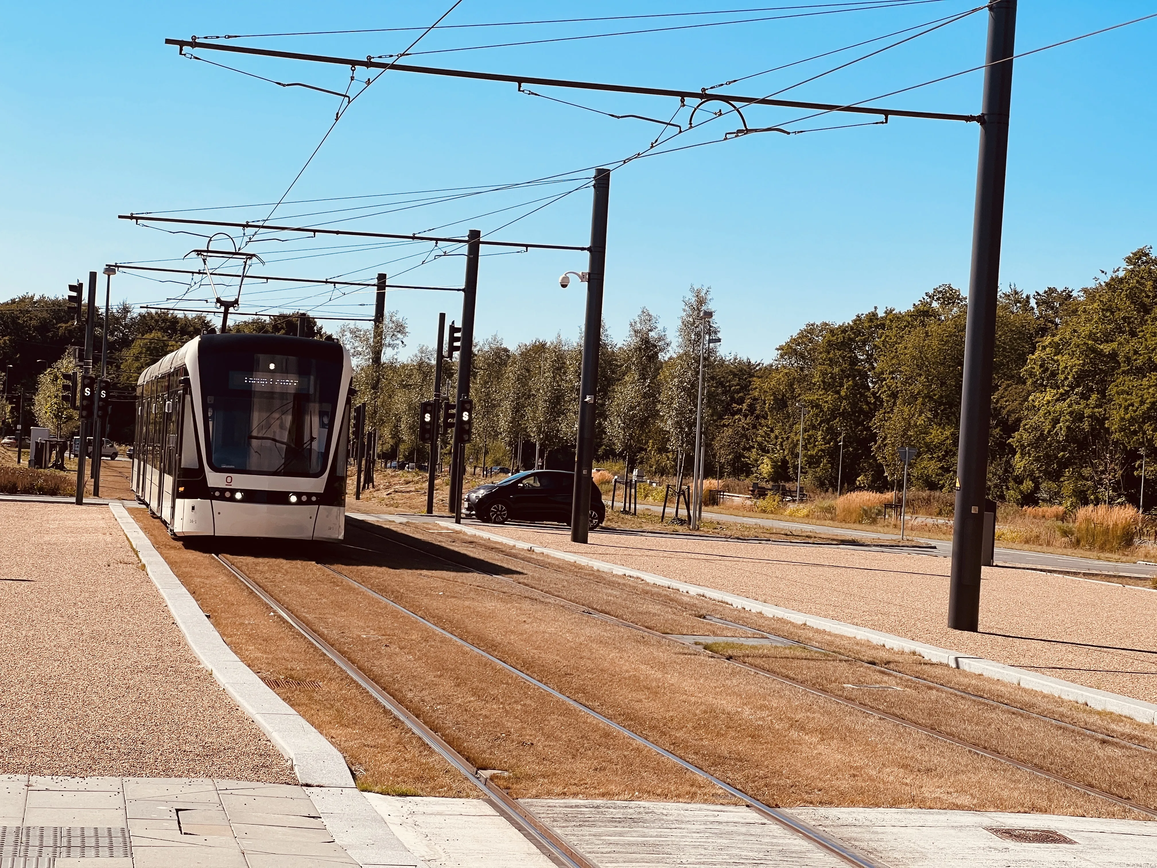 Billede af Odense Letbane togsæt 16 fotograferet ud for Parkering Odense Syd Letbanestation.