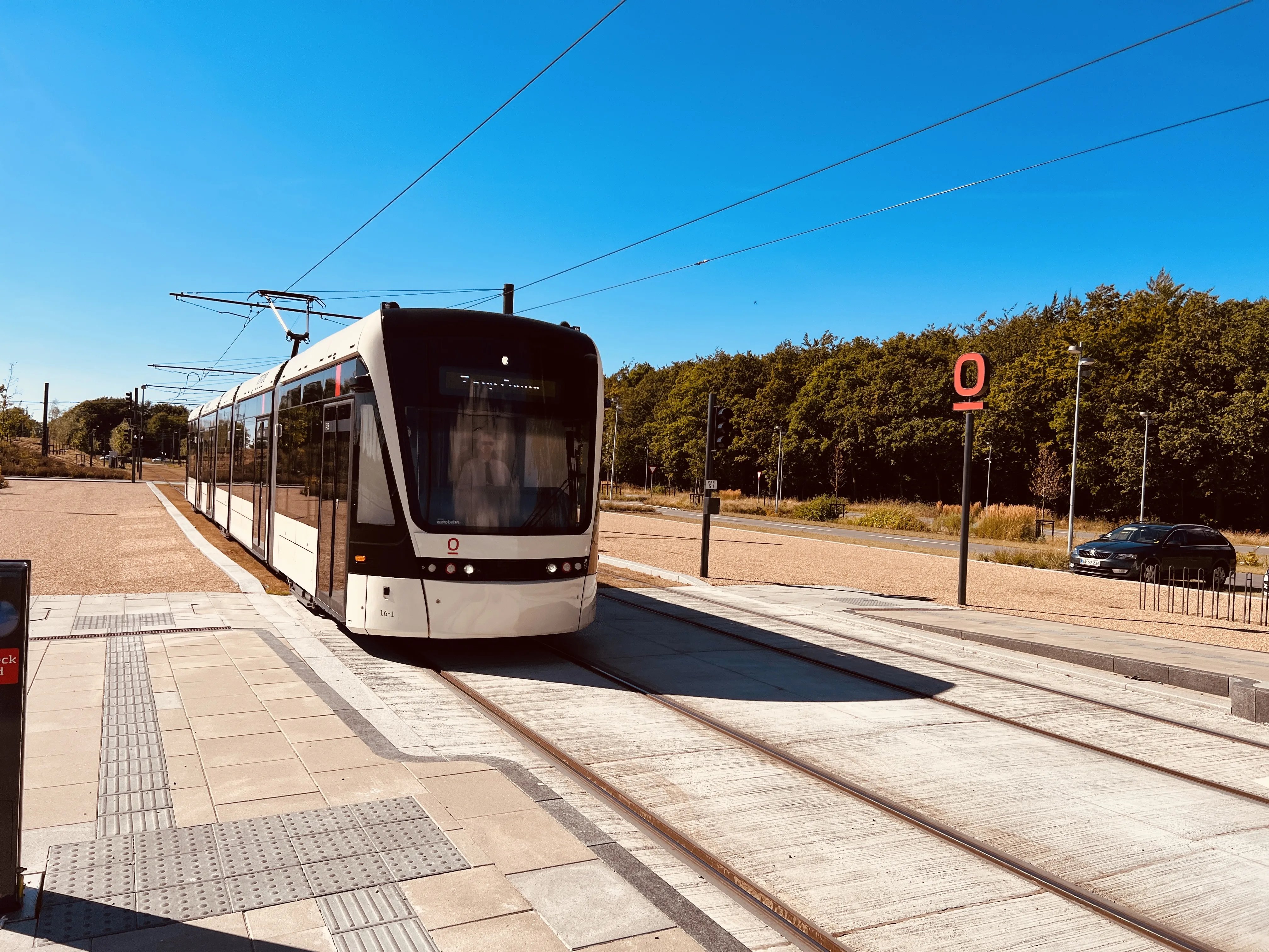 Billede af Odense Letbane togsæt 16 fotograferet ud for Parkering Odense Syd Letbanestation.