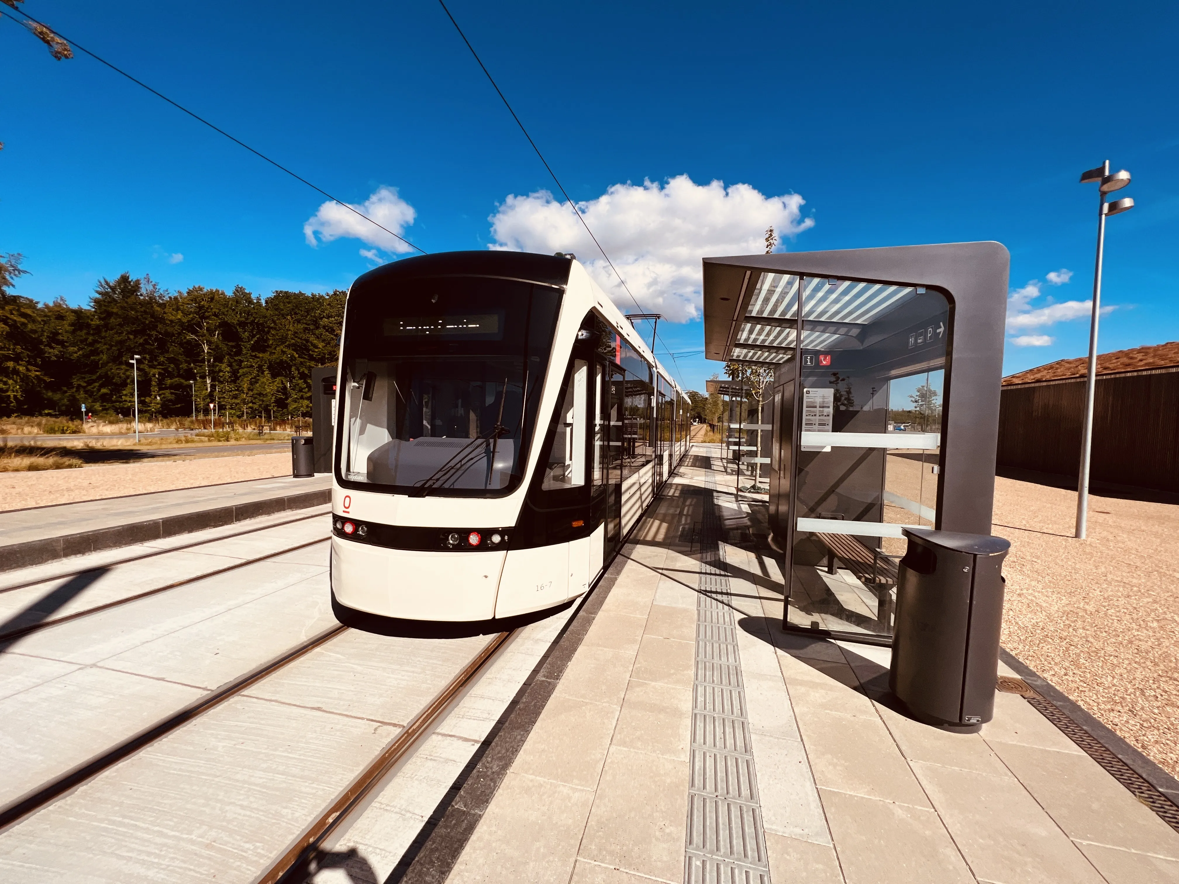 Billede af Odense Letbane togsæt 16 fotograferet ud for Parkering Odense Syd Letbanestation.