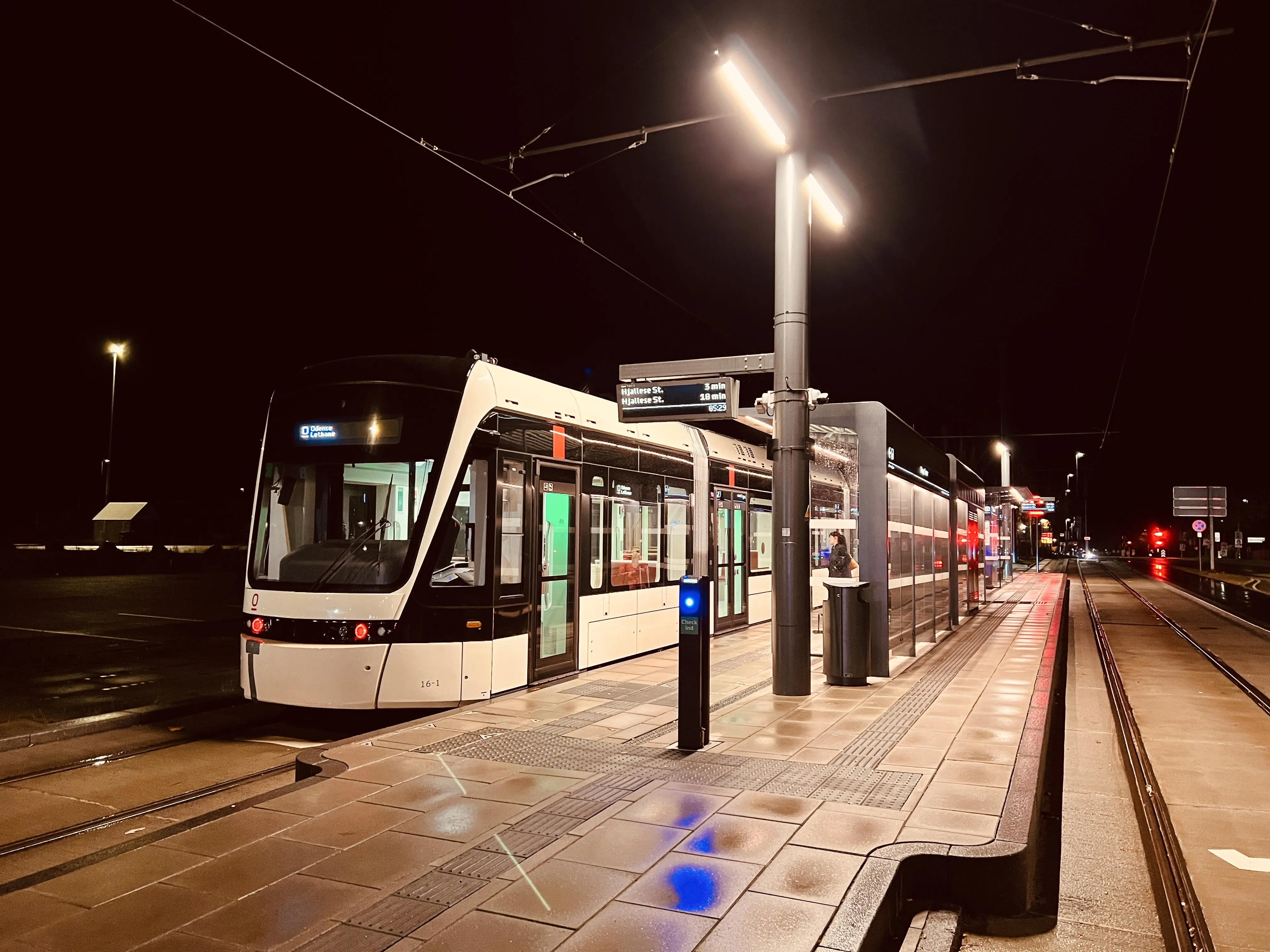 Billede af Odense Letbane togsæt 16 fotograferet ud for Tarup Center Letbanestation.