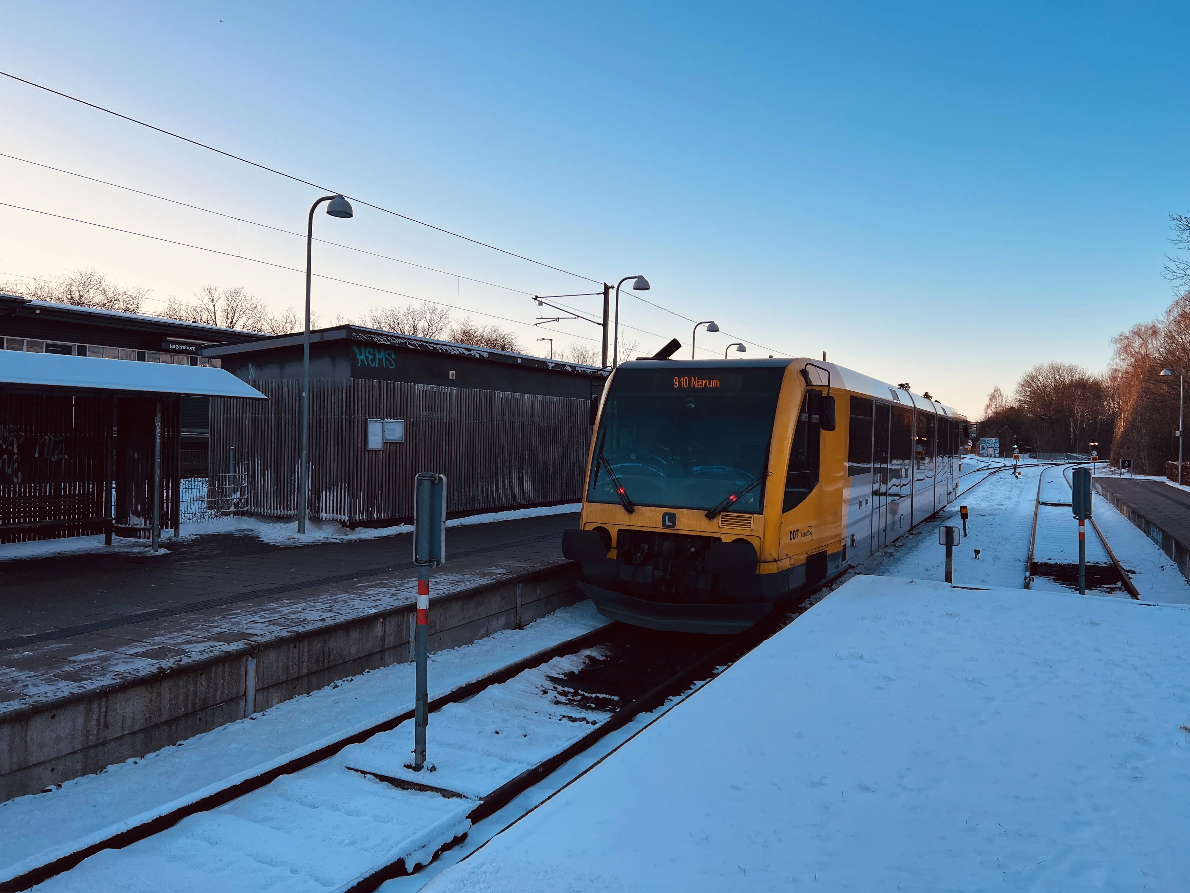 Billede af LT Lm 22, tidligere LNJ Lm 22 fotograferet ud for Jægersborg Lokalbane Station.