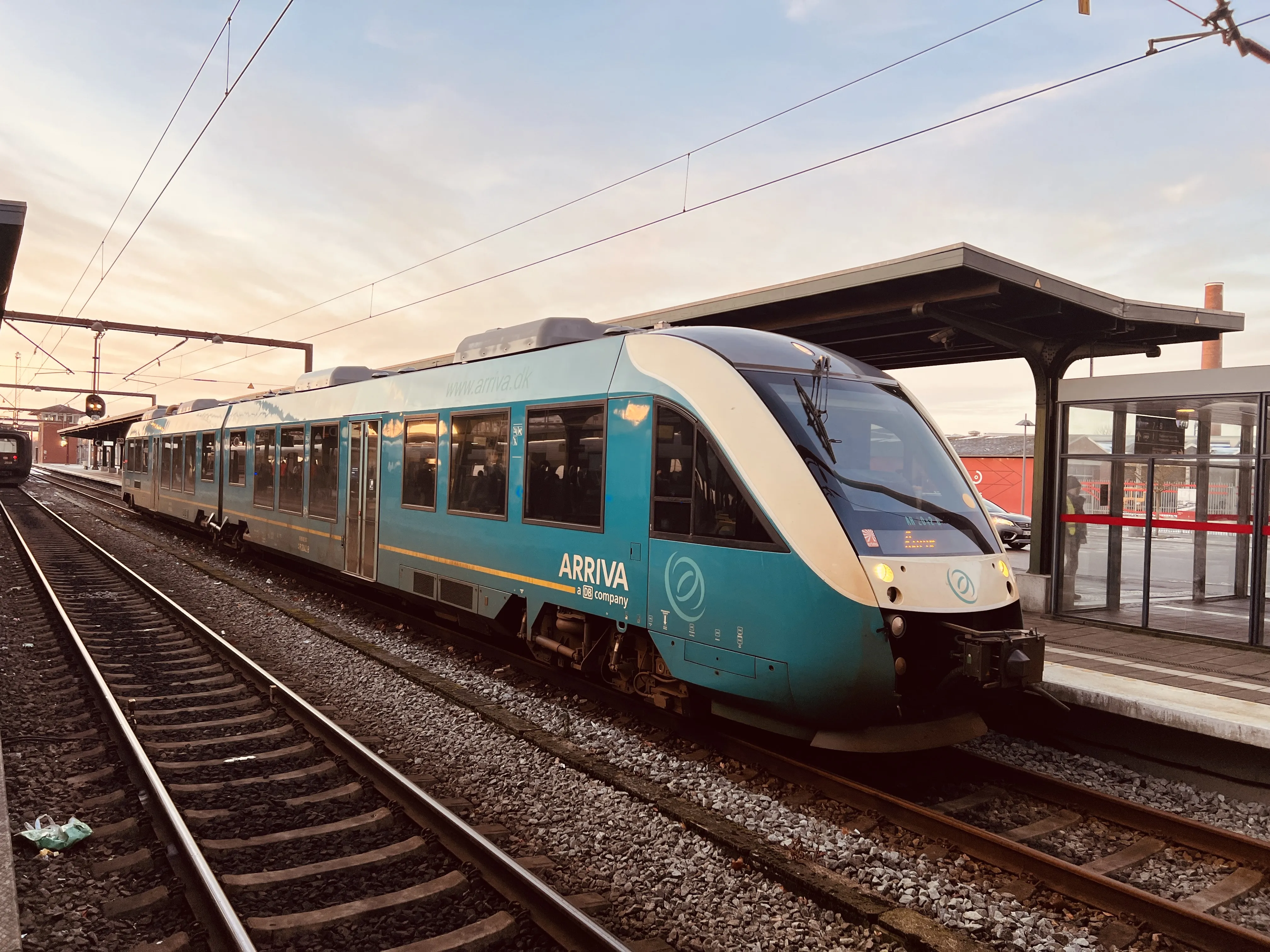 Billede af ARRIVA AR 2042 fotograferet ud for Odense Banegård Center.