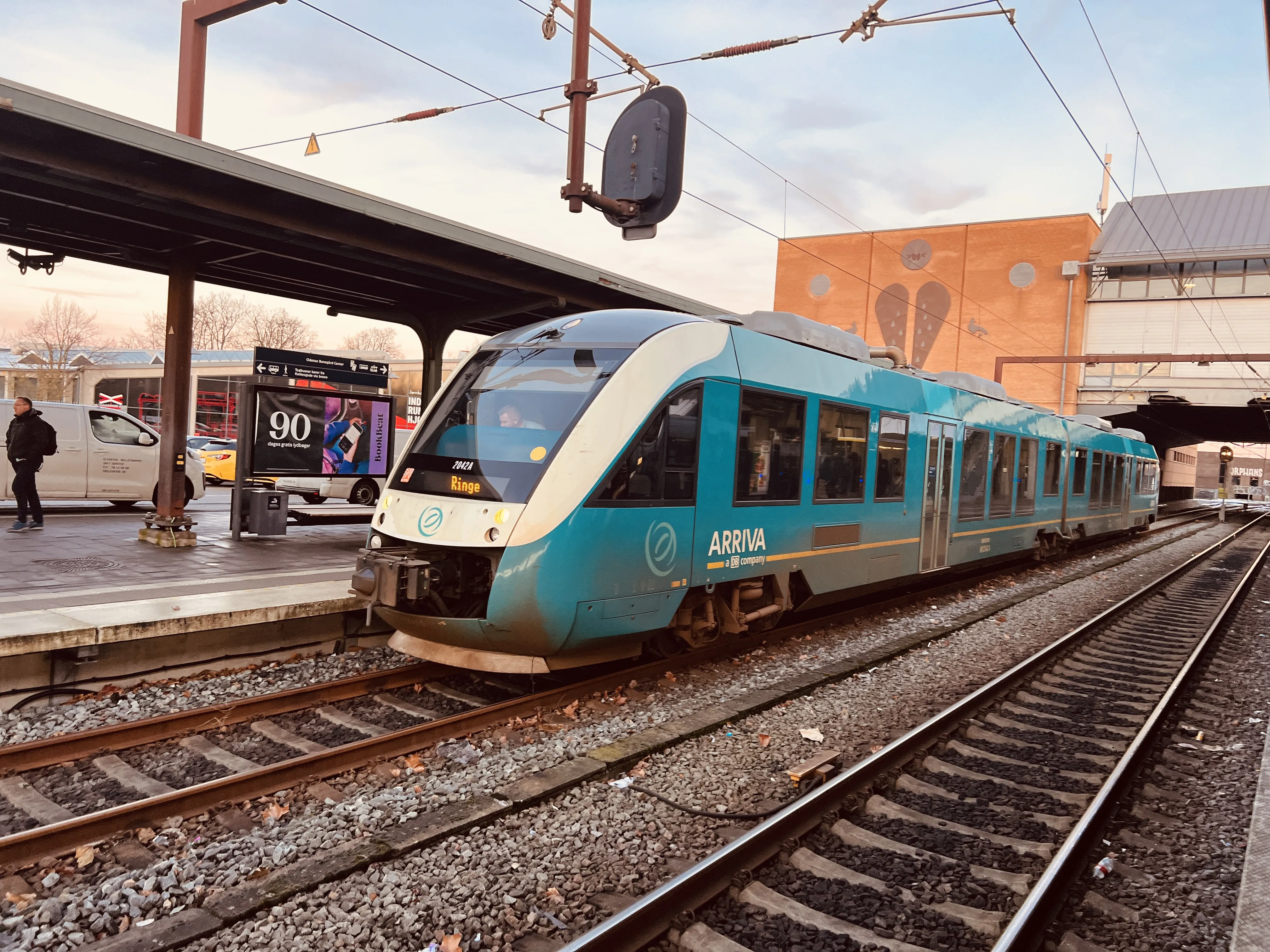 Billede af ARRIVA AR 2042 fotograferet ud for Odense Banegård Center.