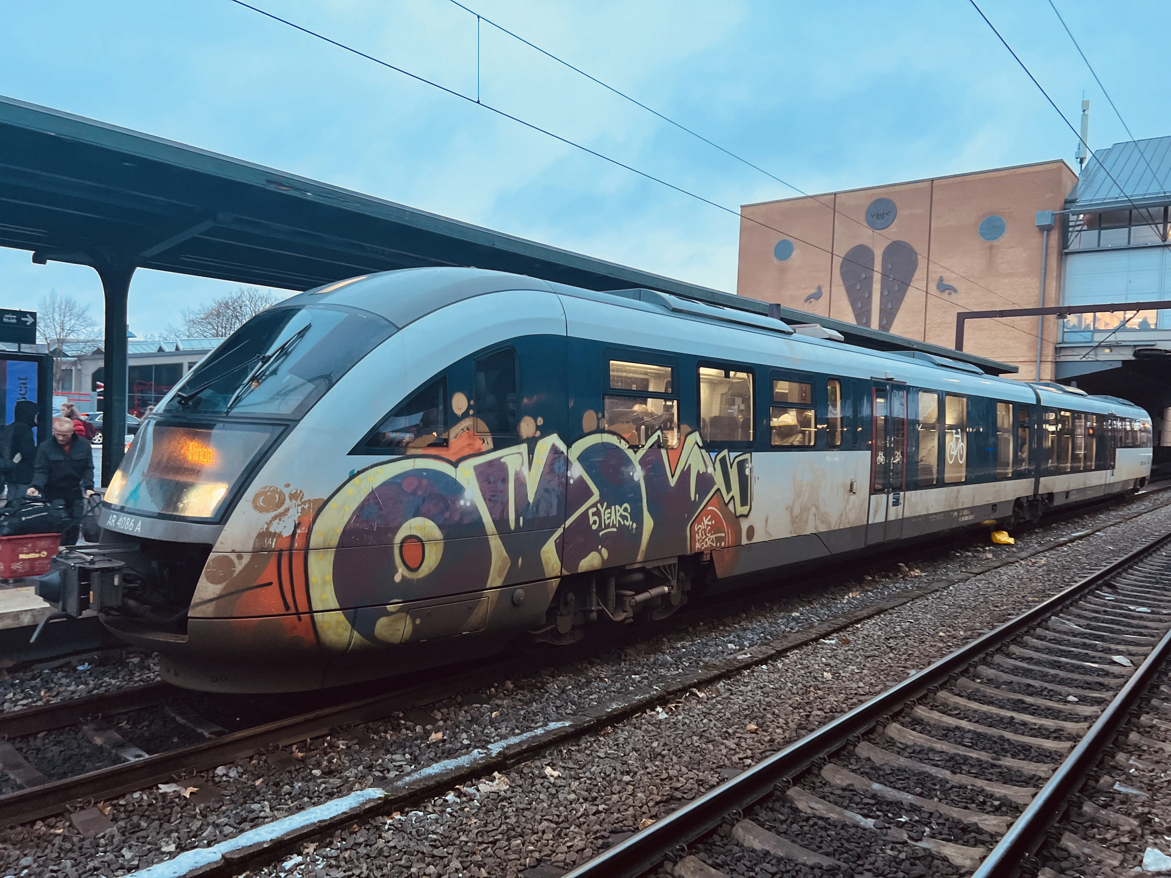 Billede af ARRIVA AR 4086, tidligere DSB MQ 4126-4926 fotograferet ud for Odense Banegård Center.