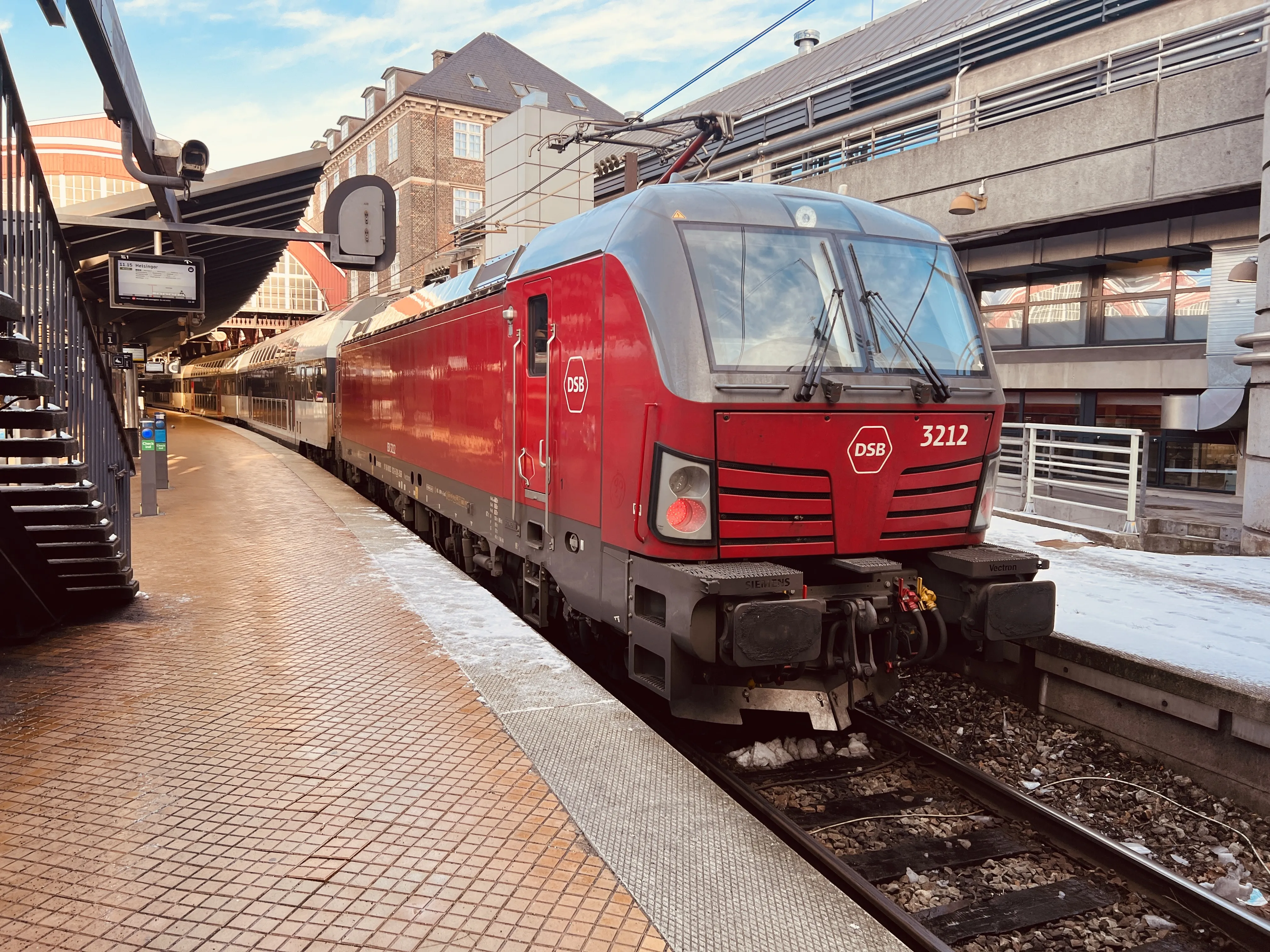 Billede af DSB EB 3212 fotograferet ud for København Hovedbanegård.