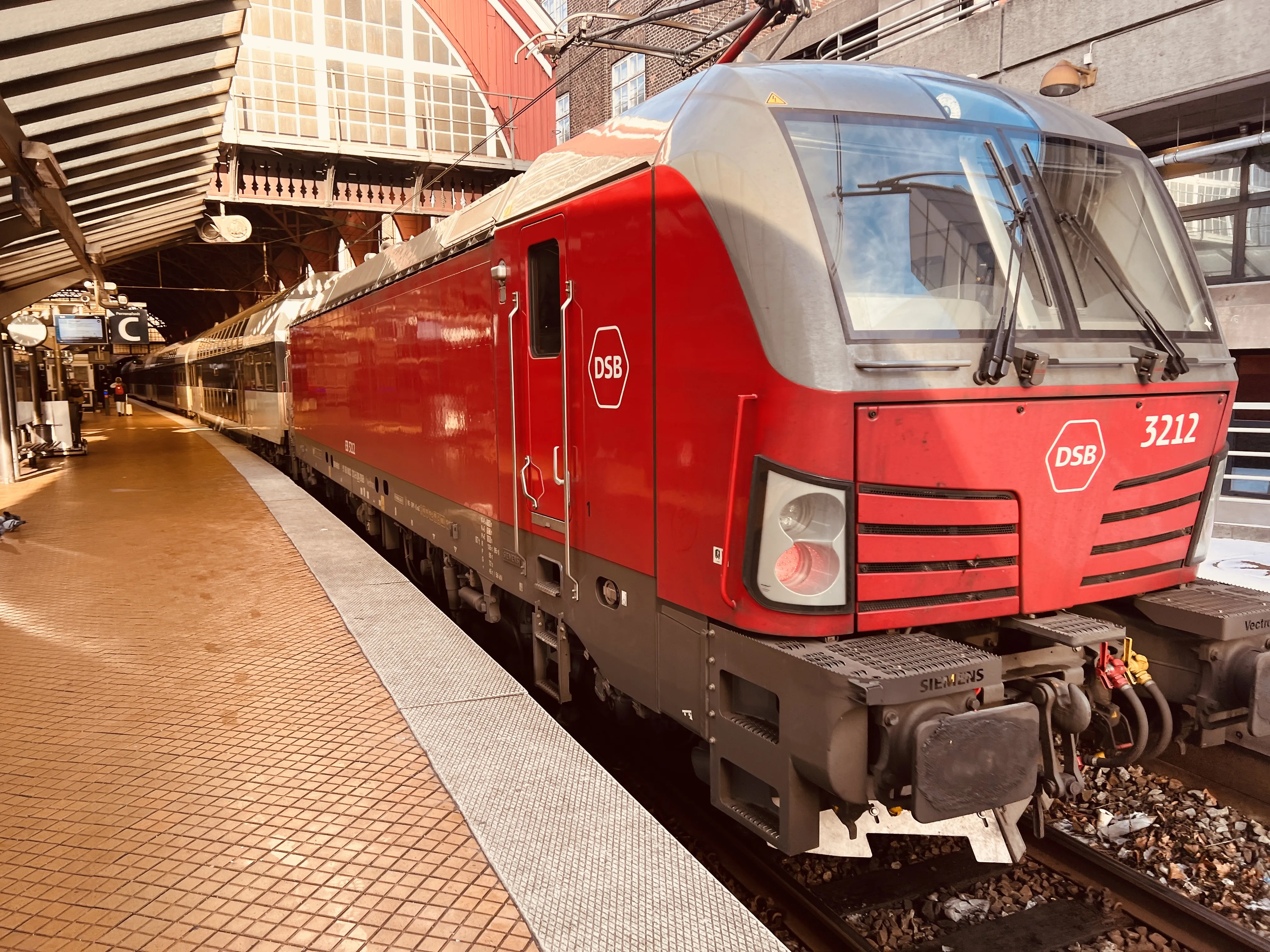 Billede af DSB EB 3212 fotograferet ud for København Hovedbanegård.