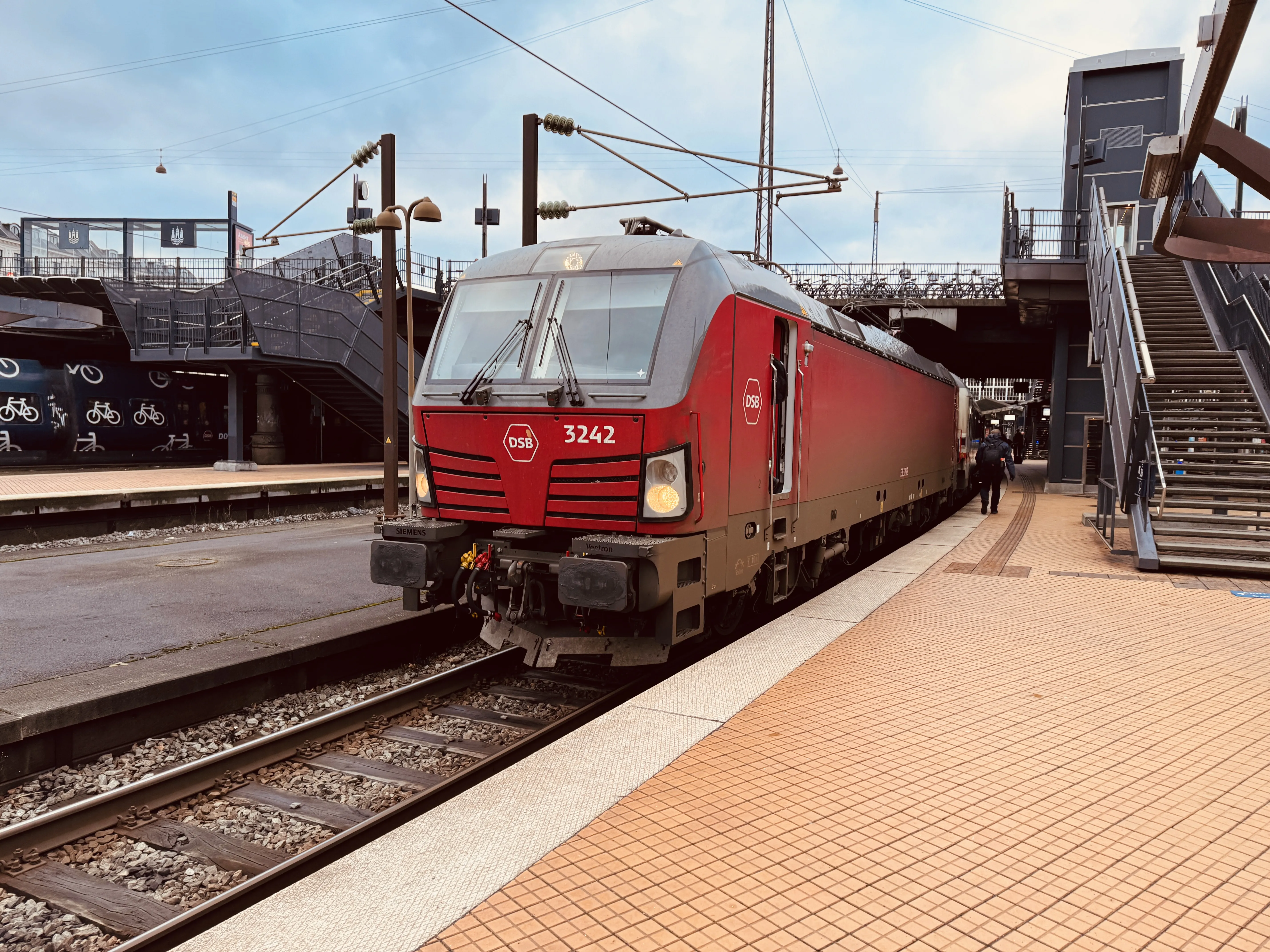 Billede af DSB EB 3242 fotograferet ud for København Hovedbanegård.