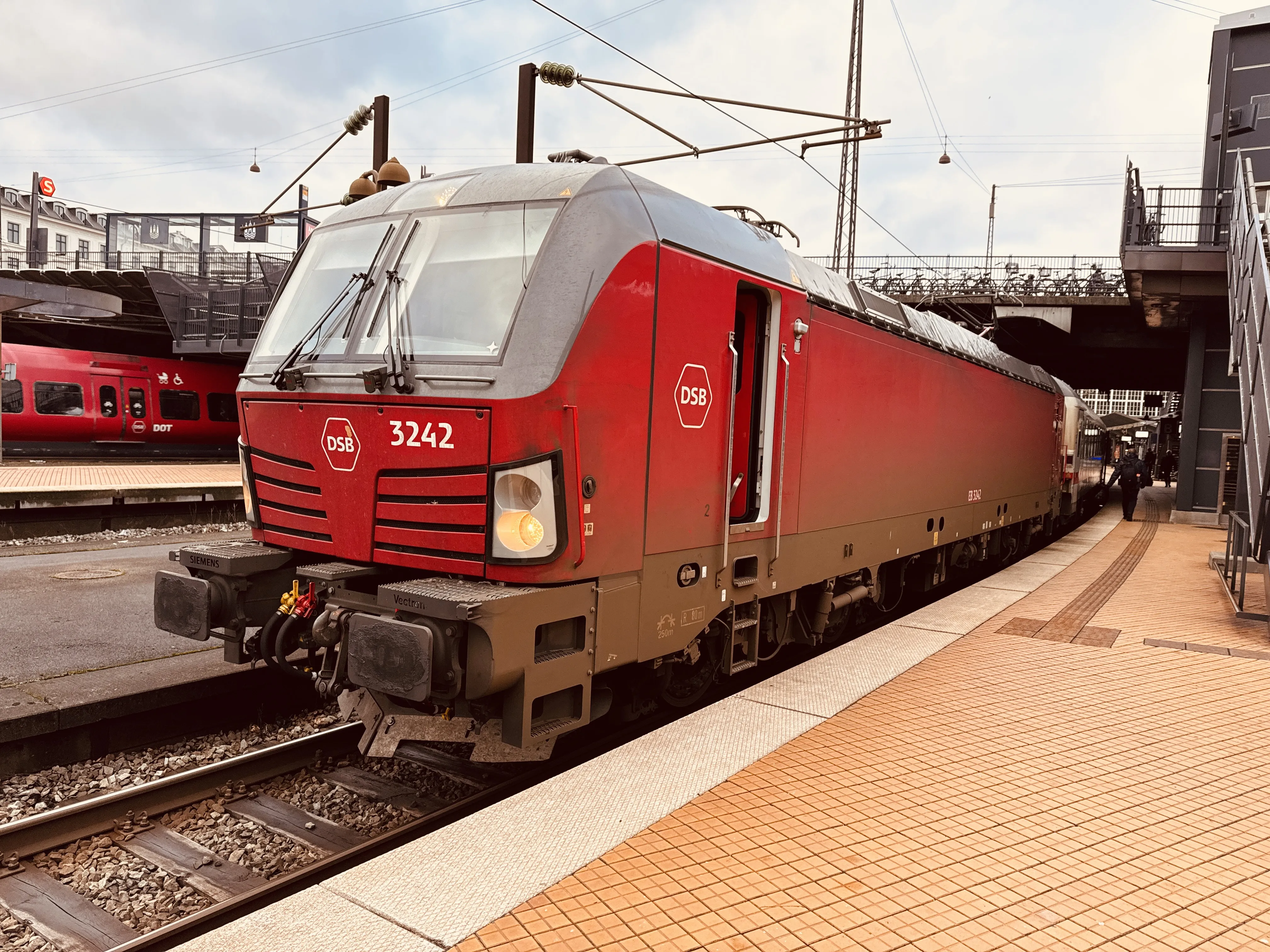 Billede af DSB EB 3242 fotograferet ud for København Hovedbanegård.