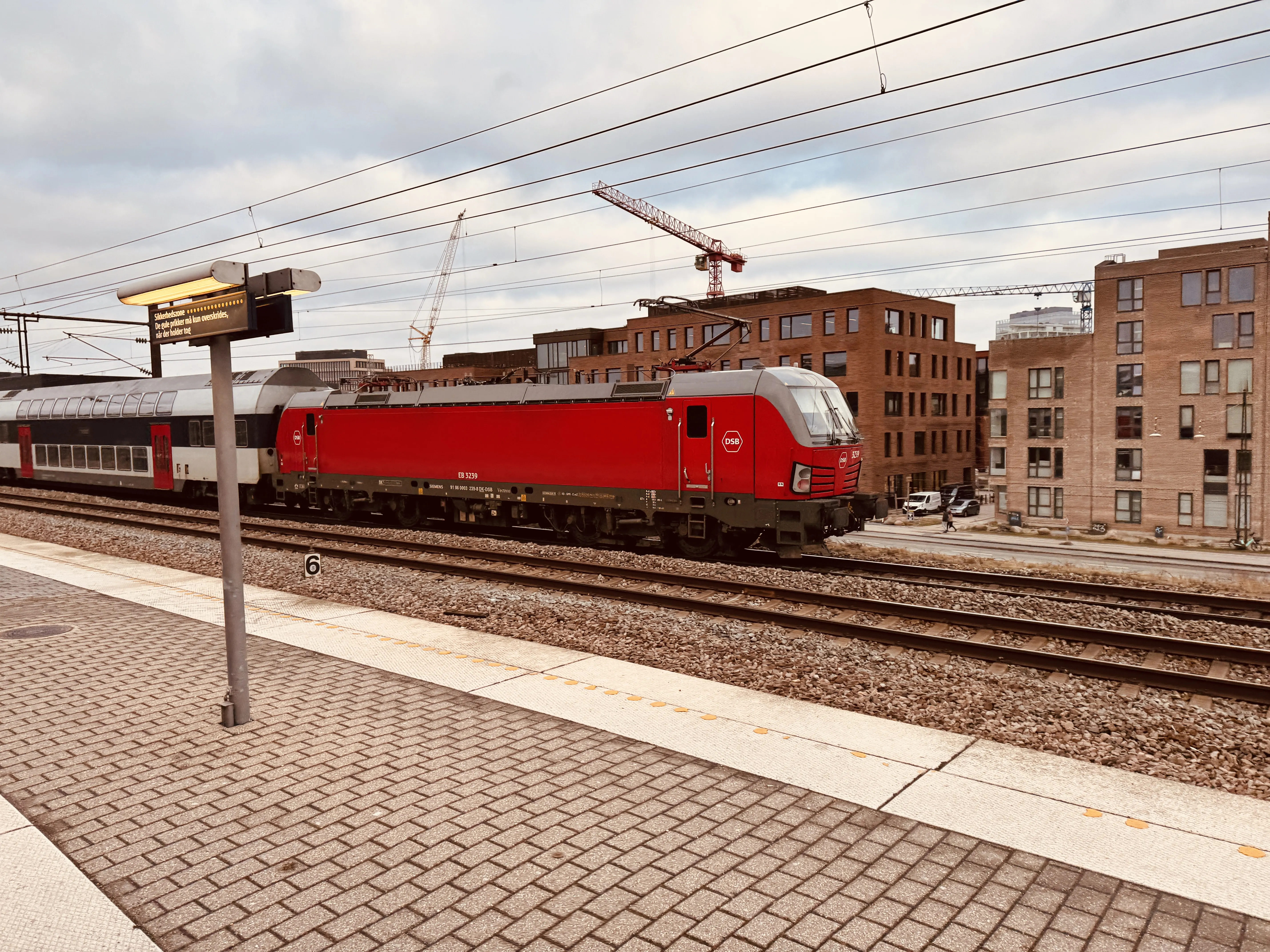 Billede af DSB EB 3239 fotograferet ud for Nordhavn S-togstrinbræt.