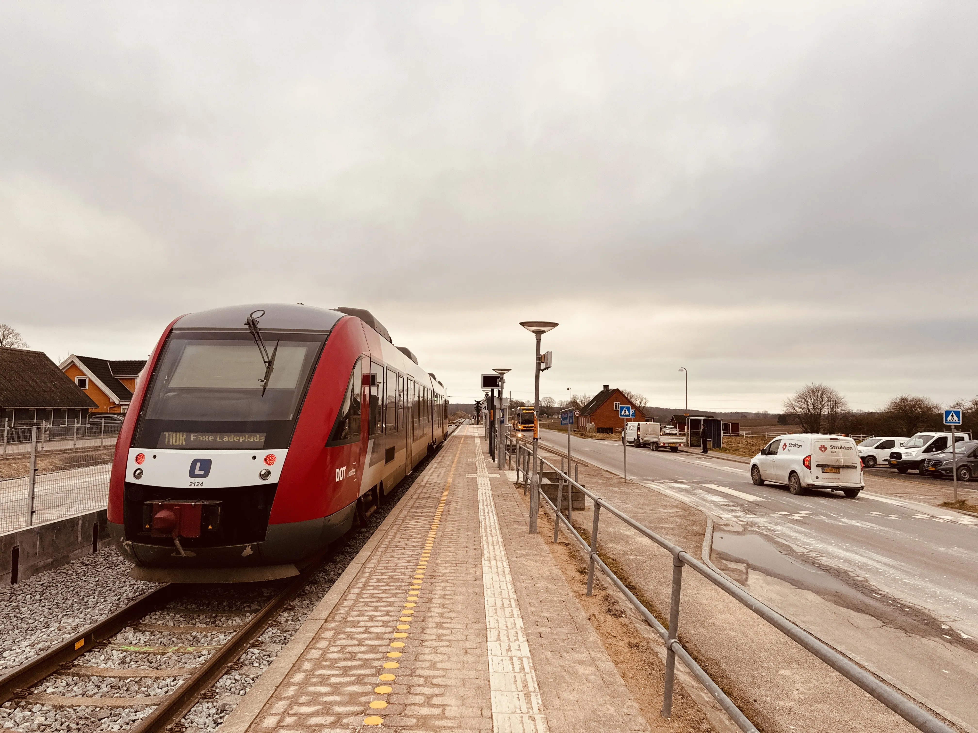 Billede af LT 2024-2124, tidligere VL 2024-2124 fotograferet ud for Faxe Syd Trinbræt.