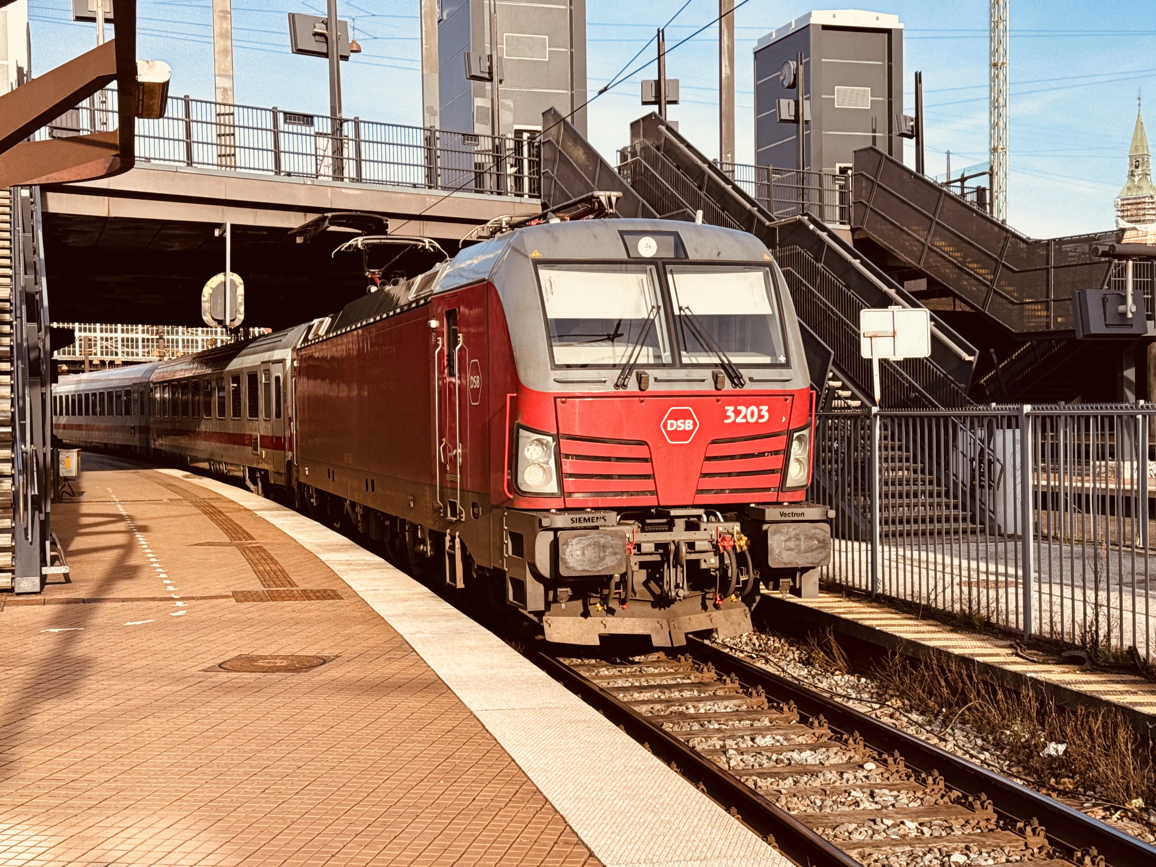 Billede af DSB EB 3203 fotograferet ud for København Hovedbanegård.