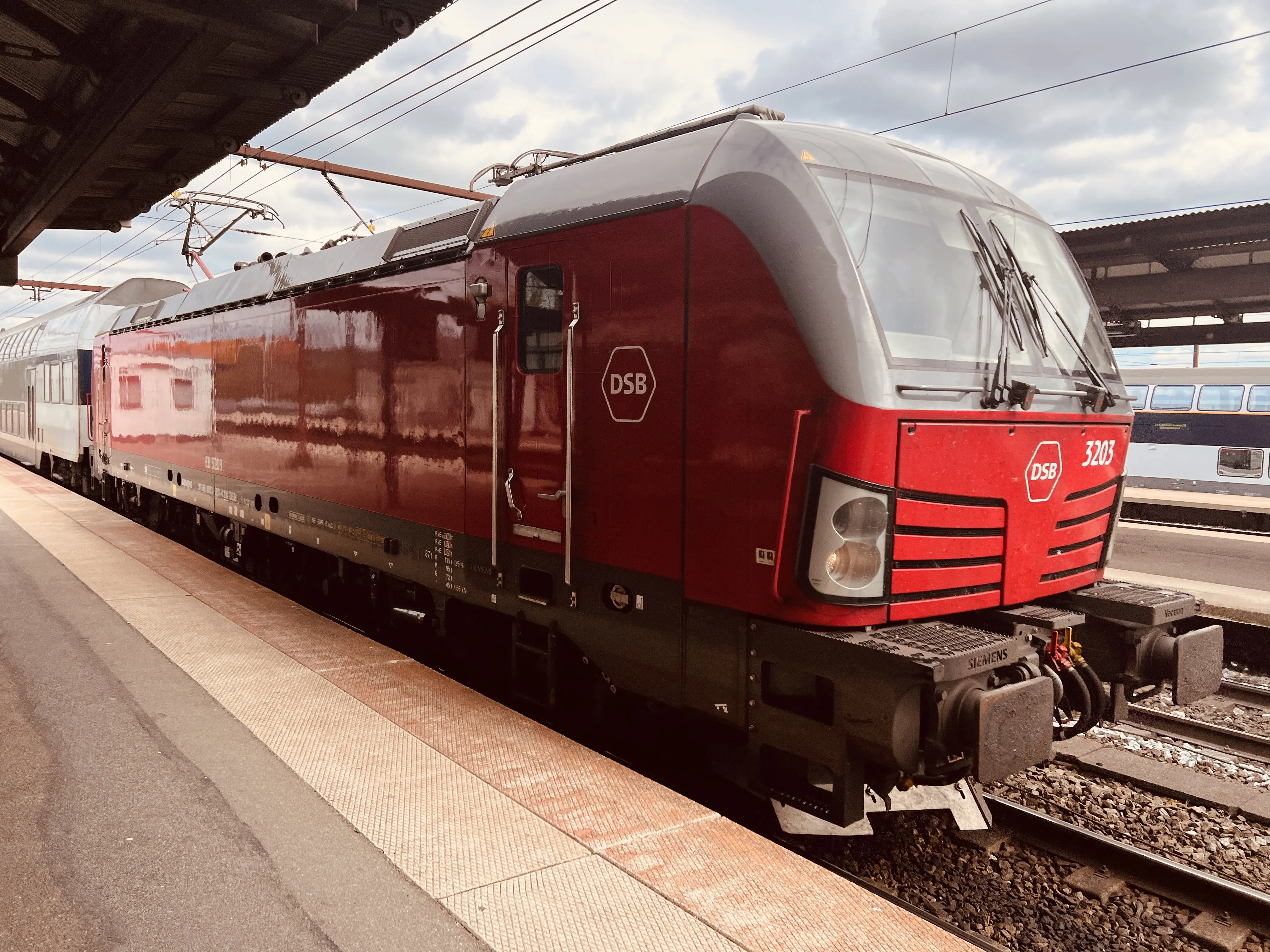 Billede af DSB EB 3203 fotograferet ud for Roskilde Station.