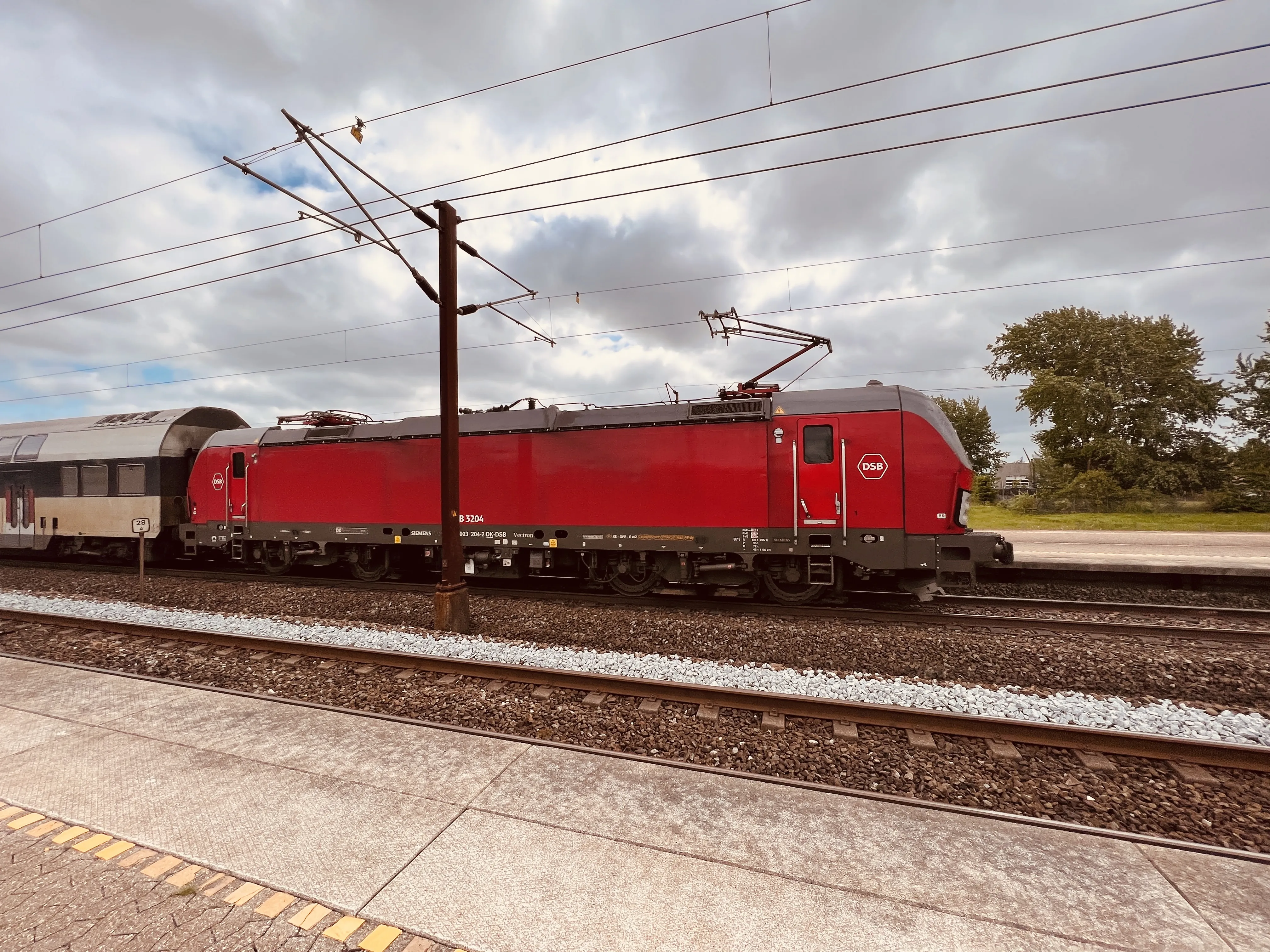 Billede af DSB EB 3204 fotograferet ud for Trekroner Trinbræt.