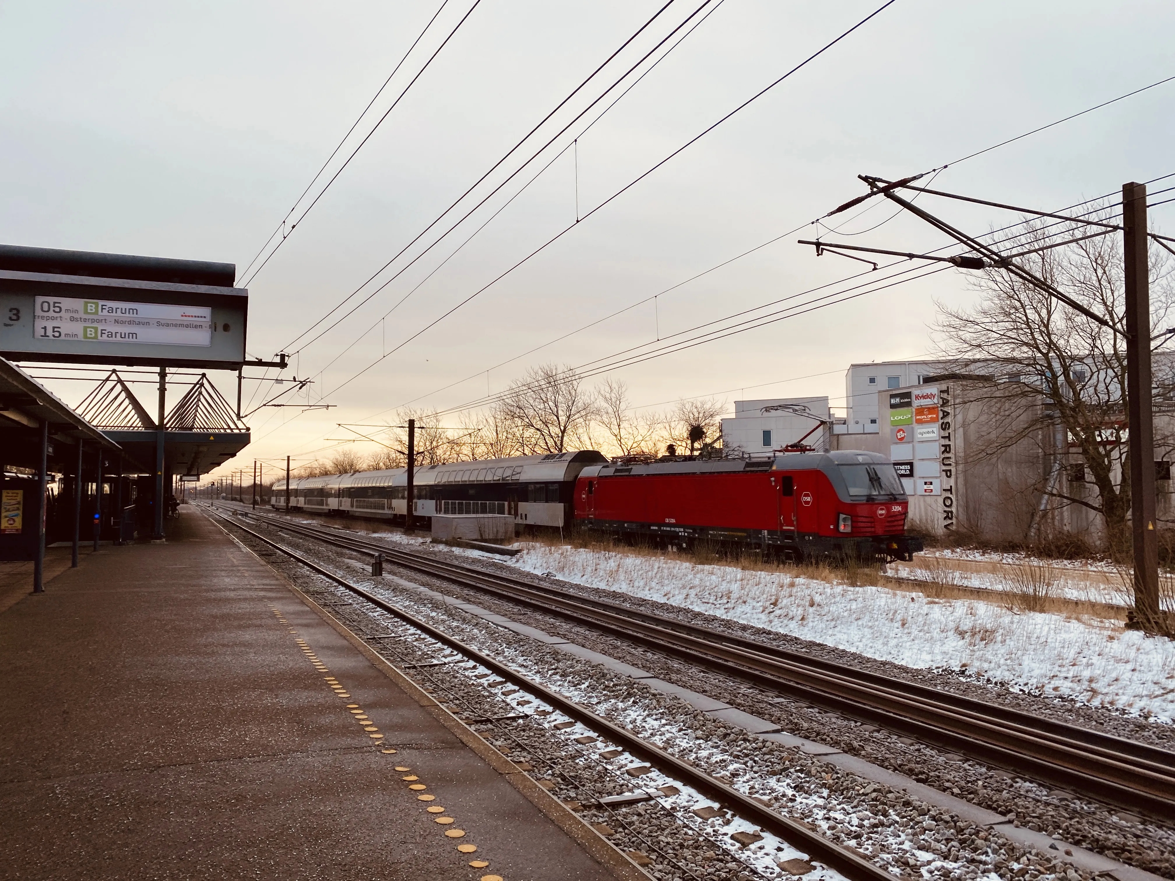 Billede af DSB EB 3204 fotograferet ud for Taastrup S-togstrinbræt.