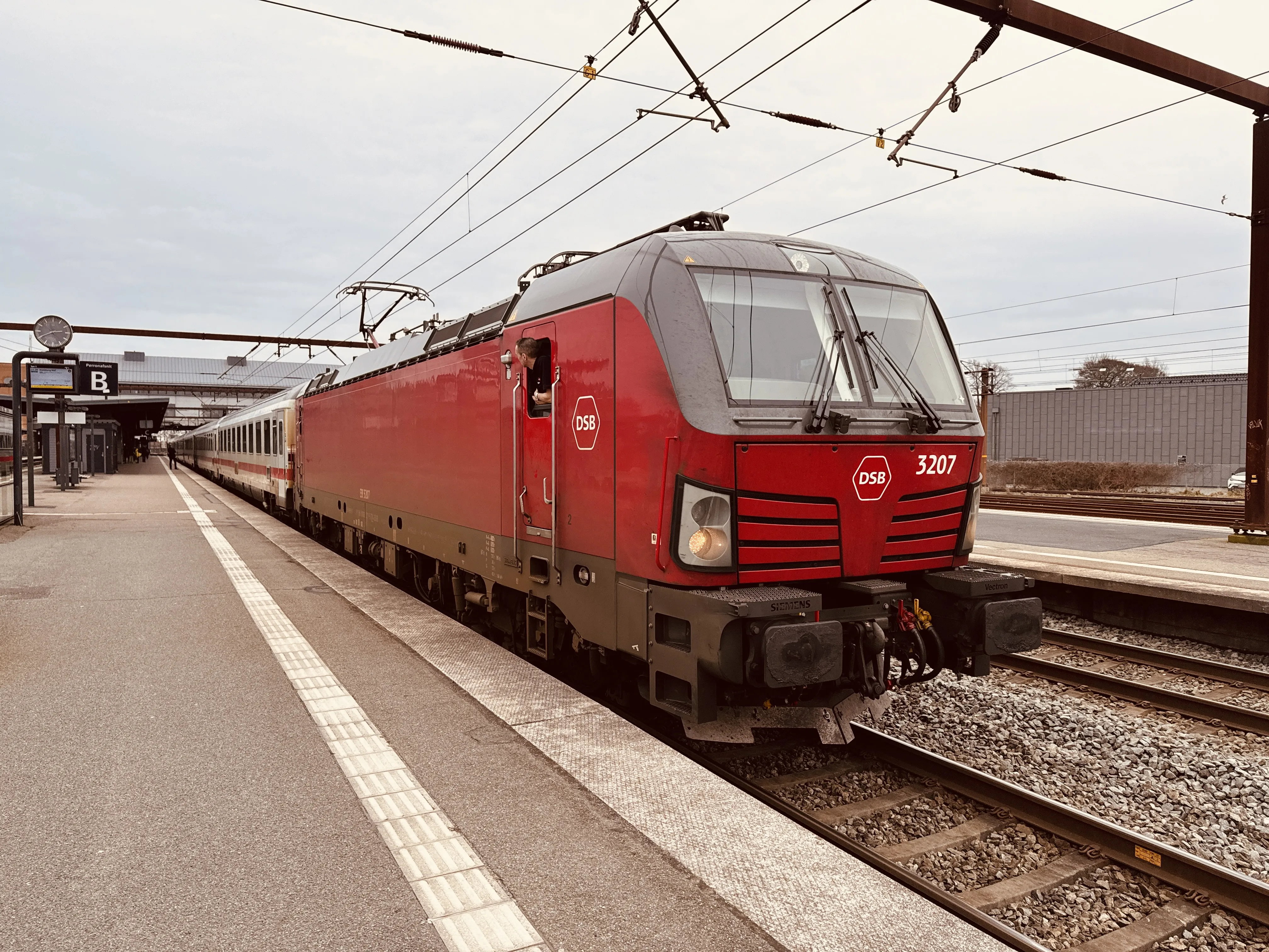 Billede af DSB EB 3207 fotograferet ud for Odense Banegård Center.