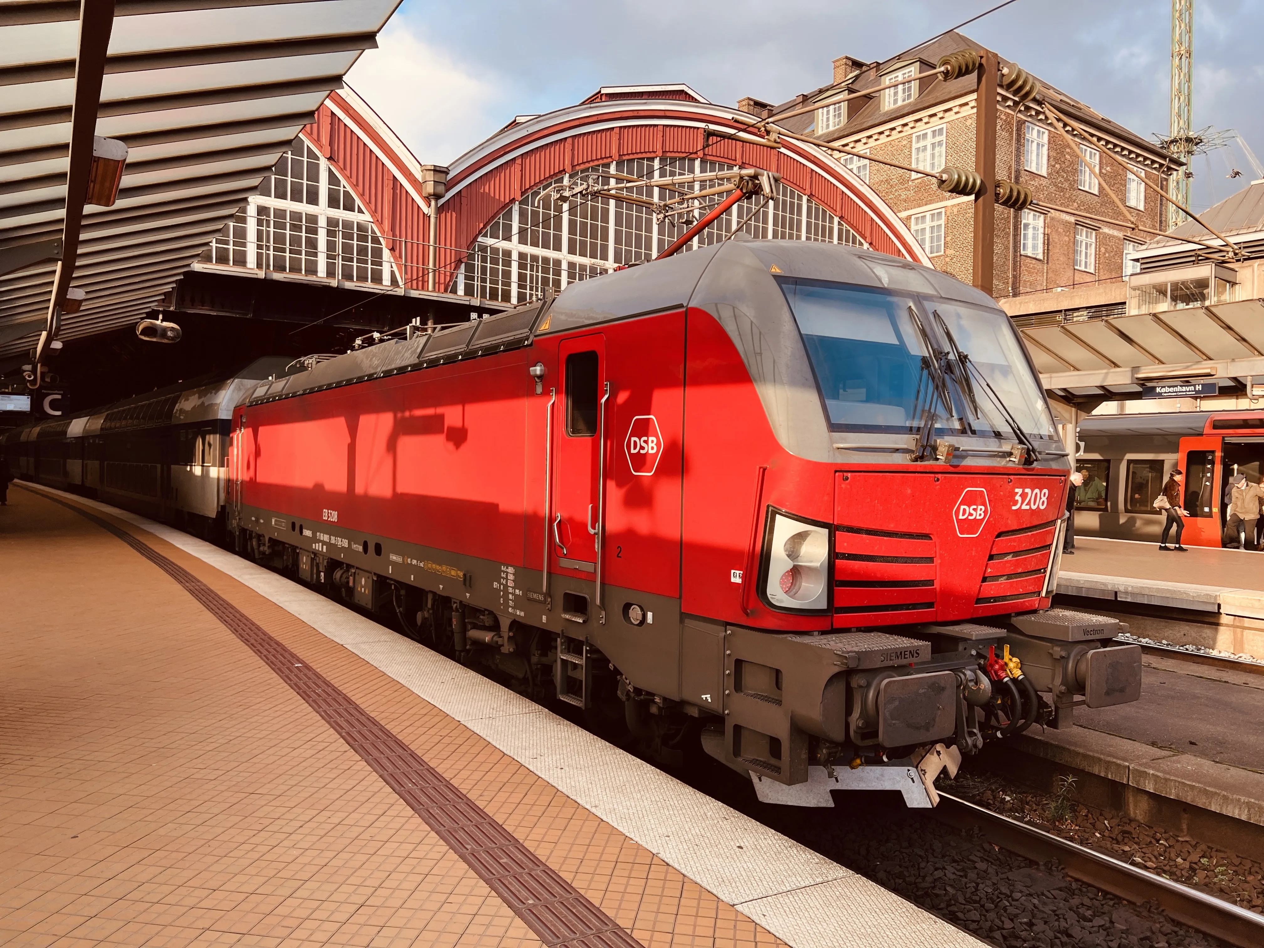 Billede af DSB EB 3208 fotograferet ud for København Hovedbanegård.