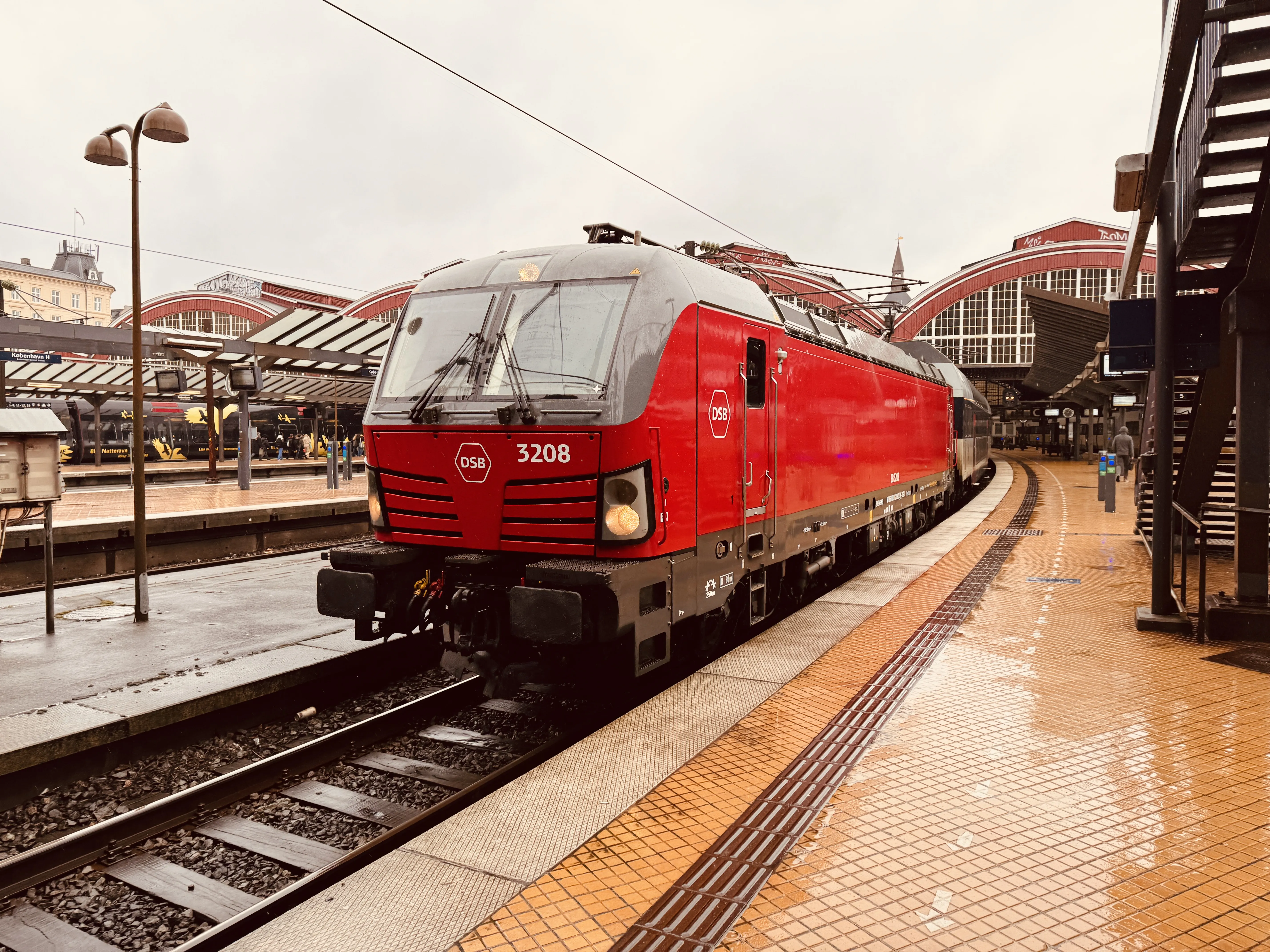 Billede af DSB EB 3208 fotograferet ud for København Hovedbanegård.