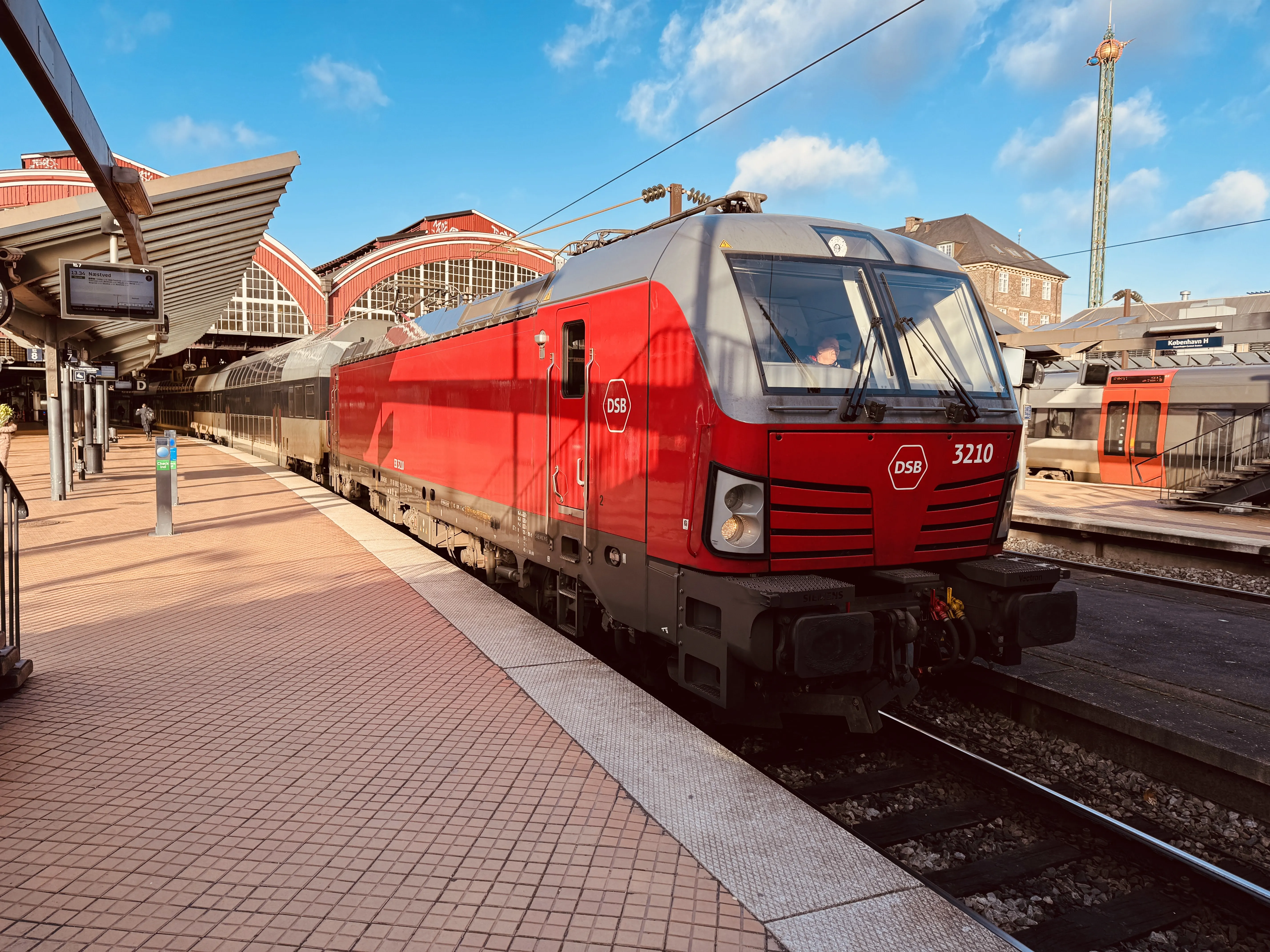 Billede af DSB EB 3210 fotograferet ud for København Hovedbanegård.