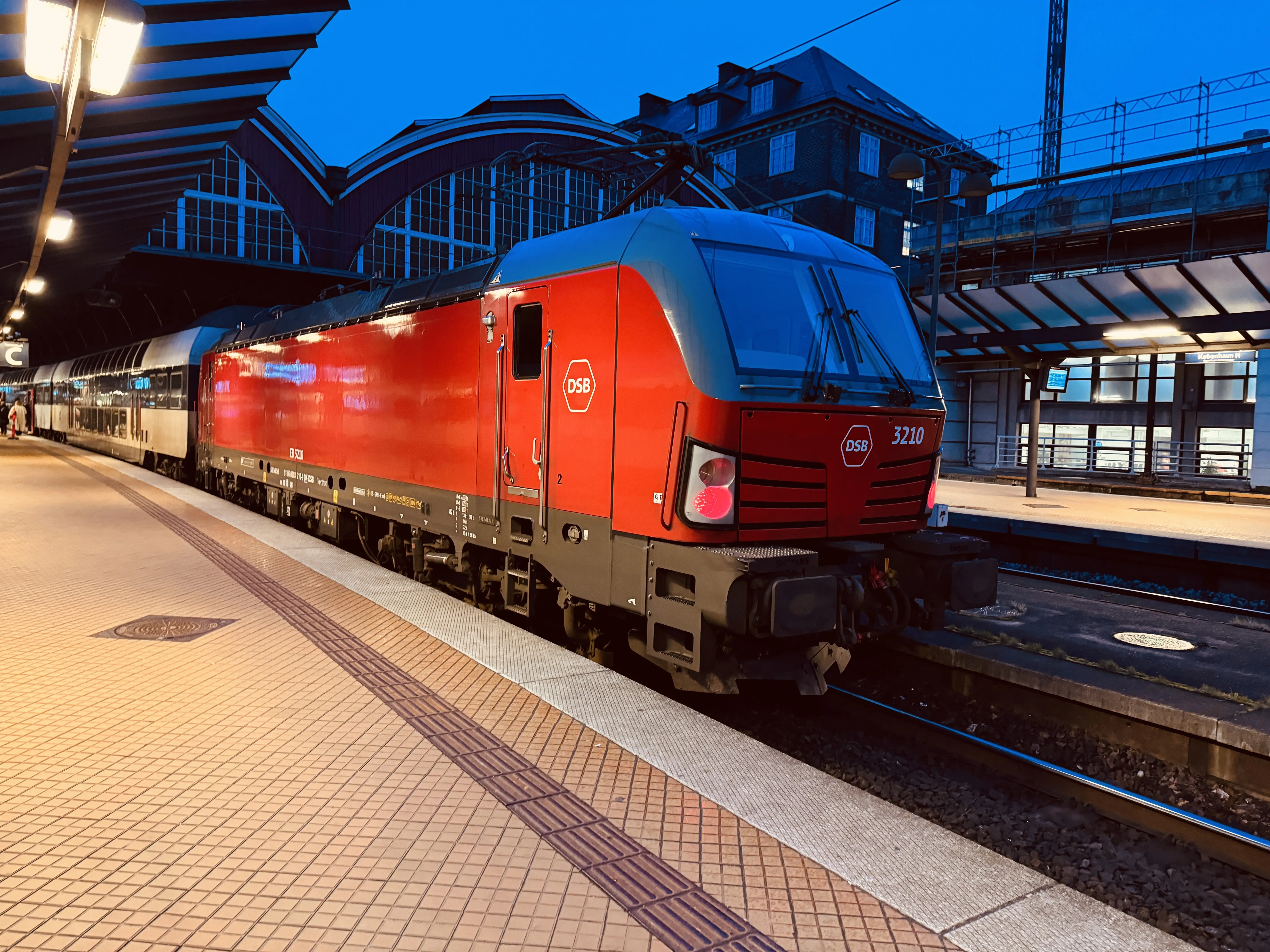 Billede af DSB EB 3210 fotograferet ud for København Hovedbanegård.