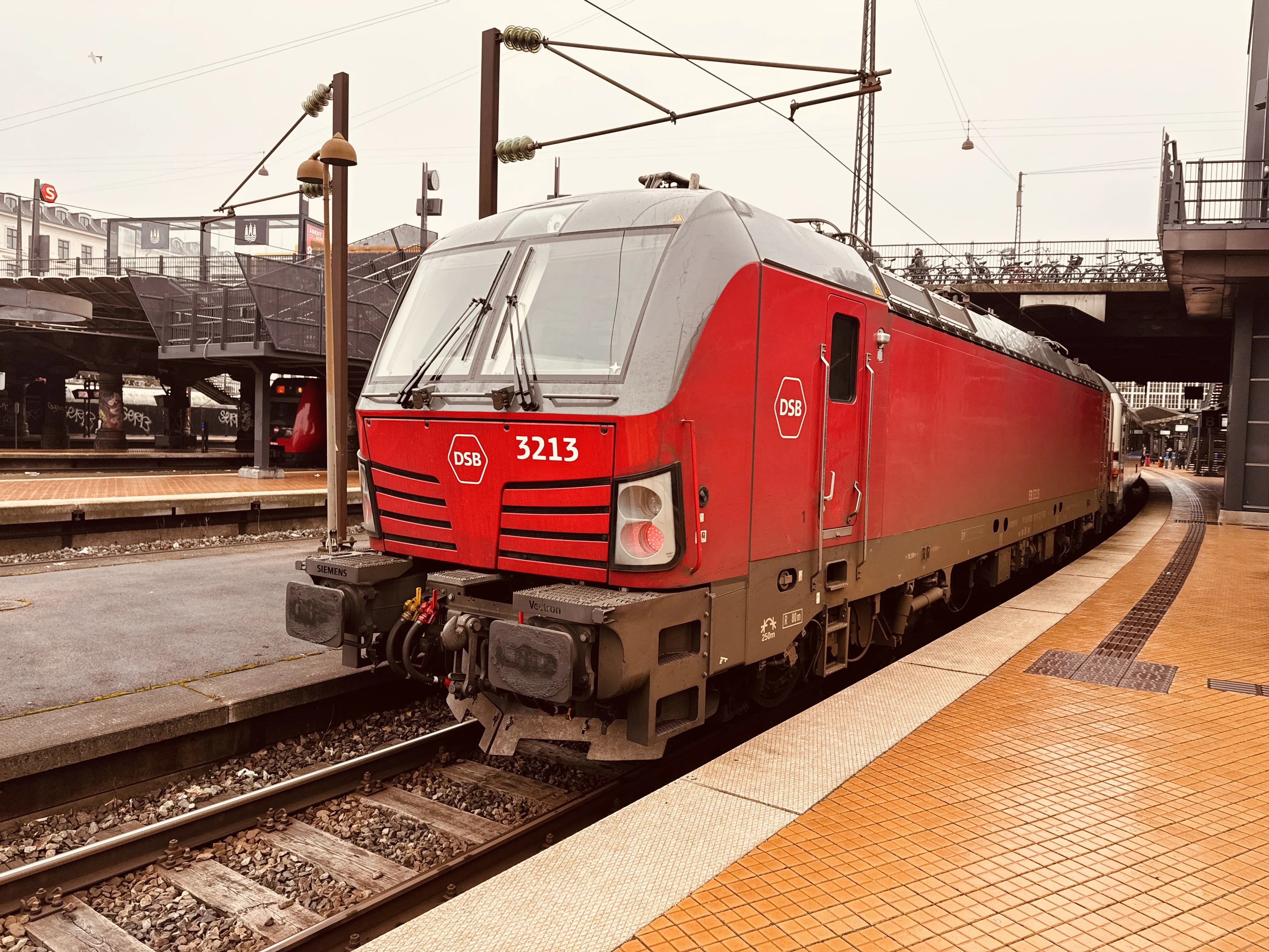 Billede af DSB EB 3213 fotograferet ud for København Hovedbanegård.