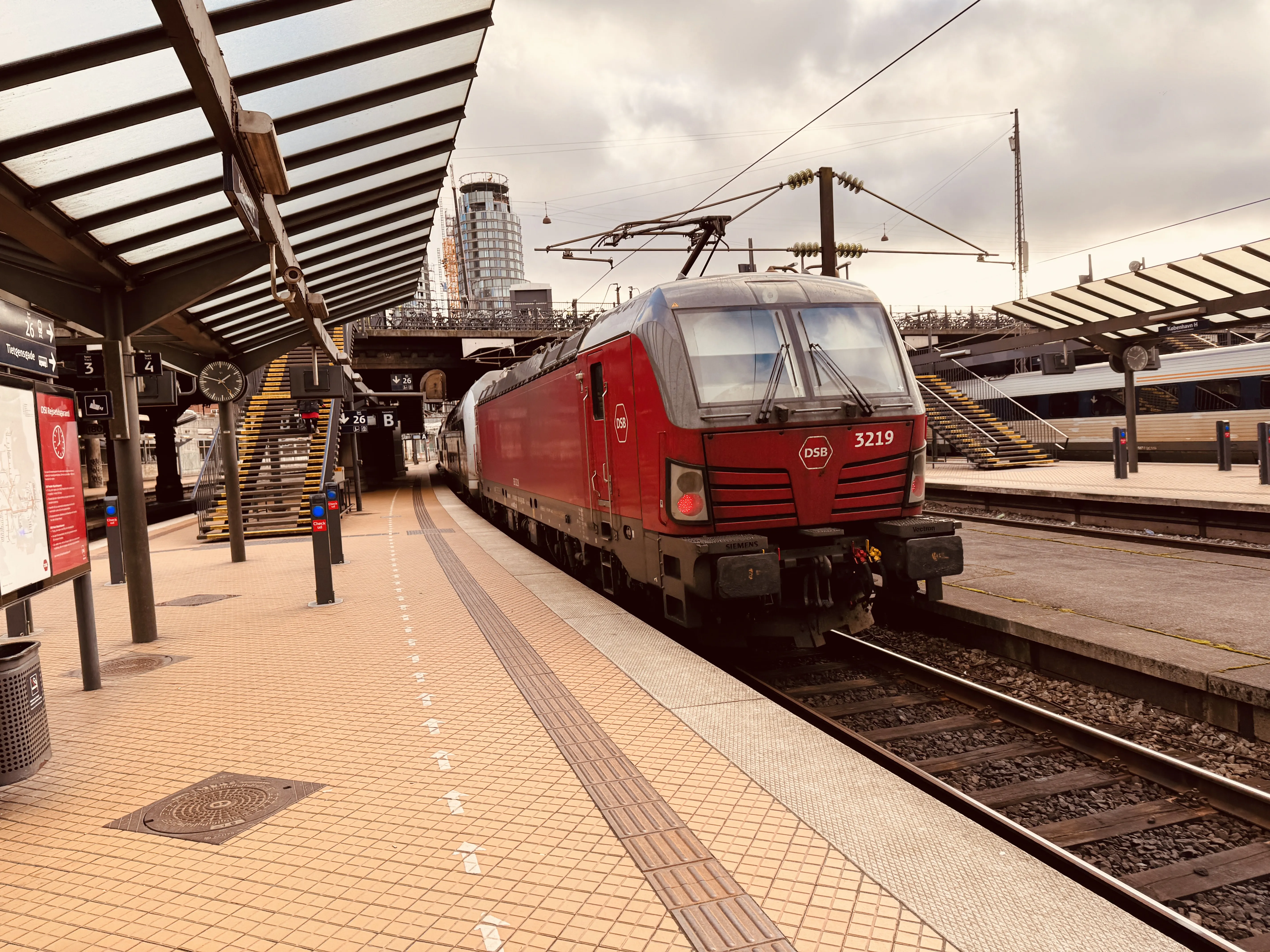 Billede af DSB EB 3219 fotograferet ud for København Hovedbanegård.