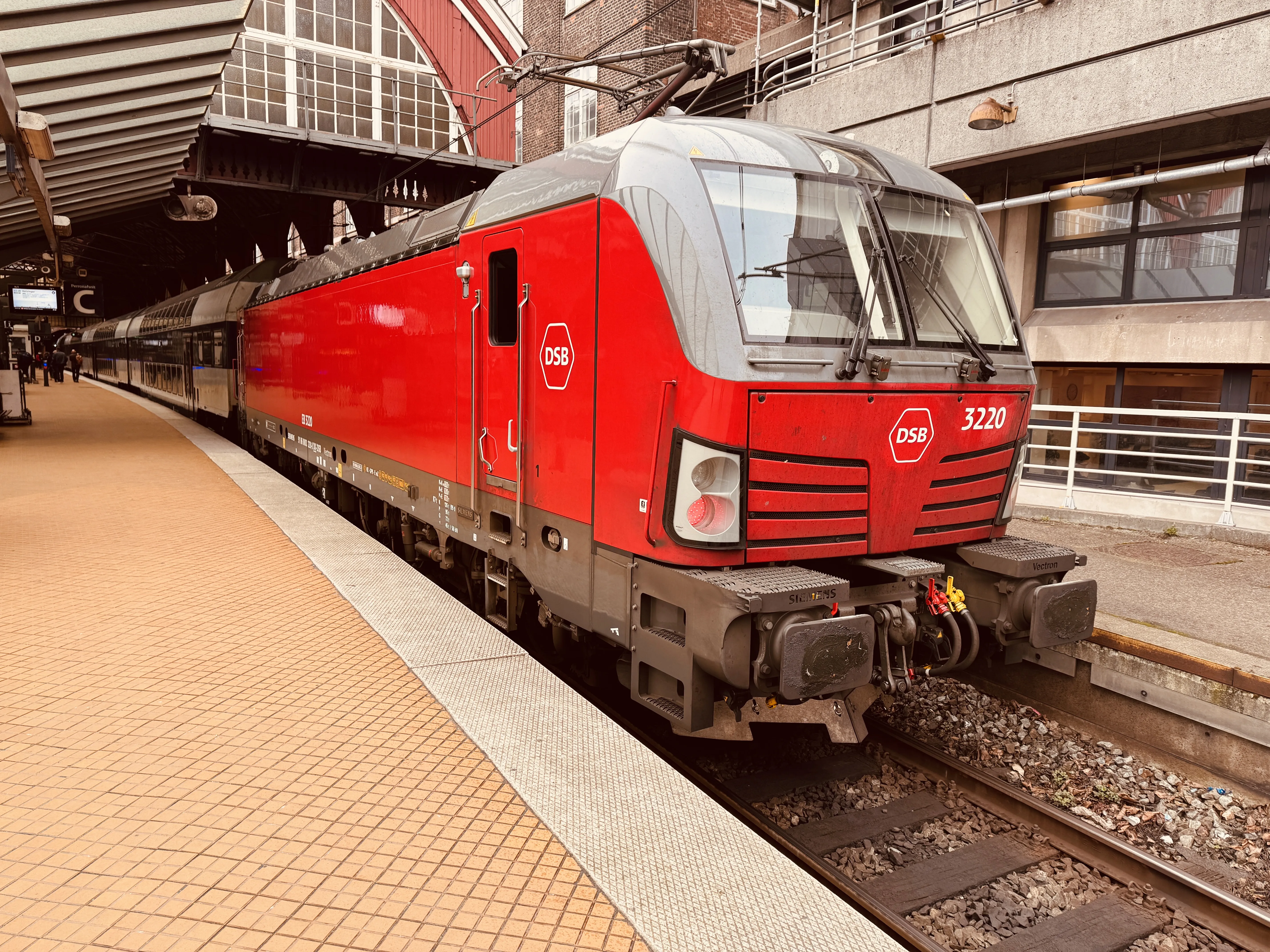 Billede af DSB EB 3220 fotograferet ud for København Hovedbanegård.