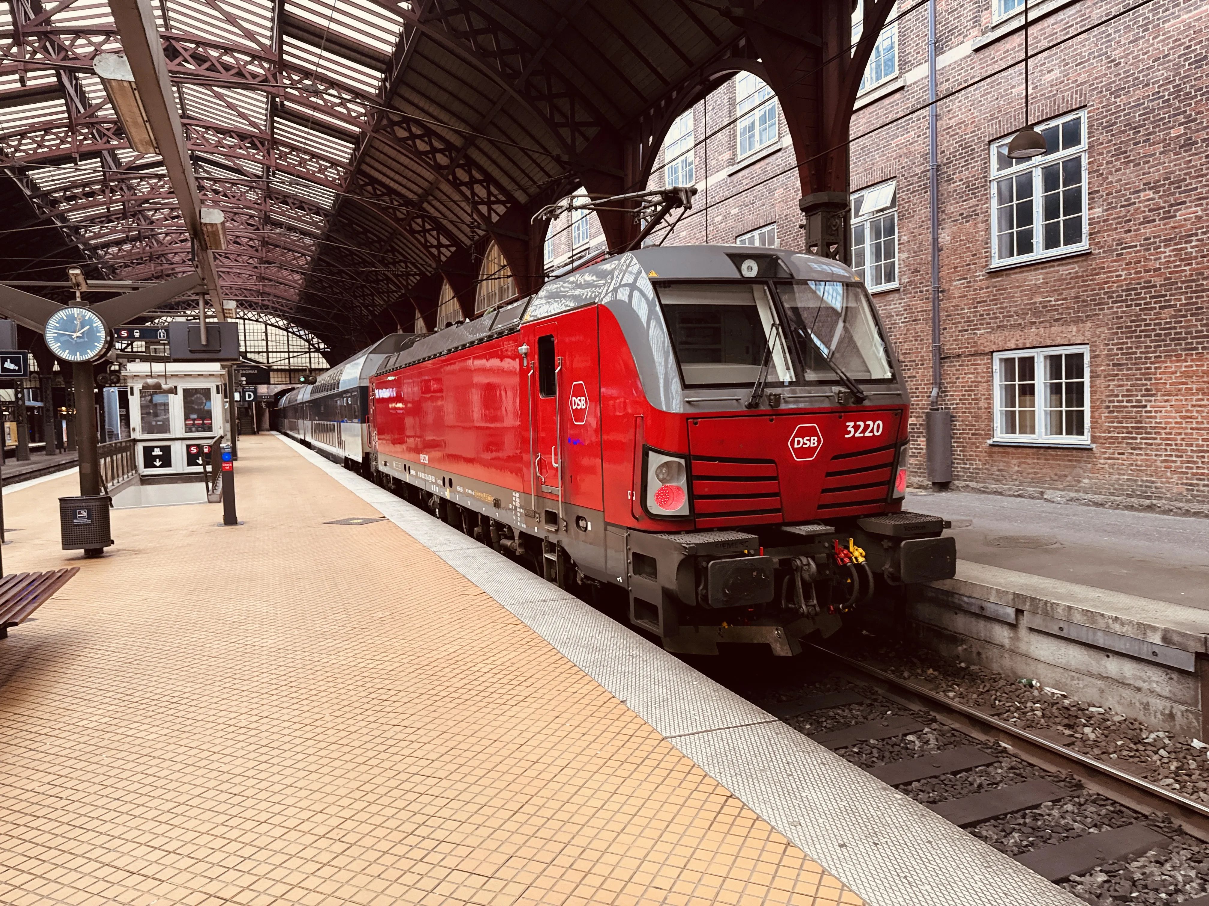 Billede af DSB EB 3220 fotograferet ud for København Hovedbanegård.