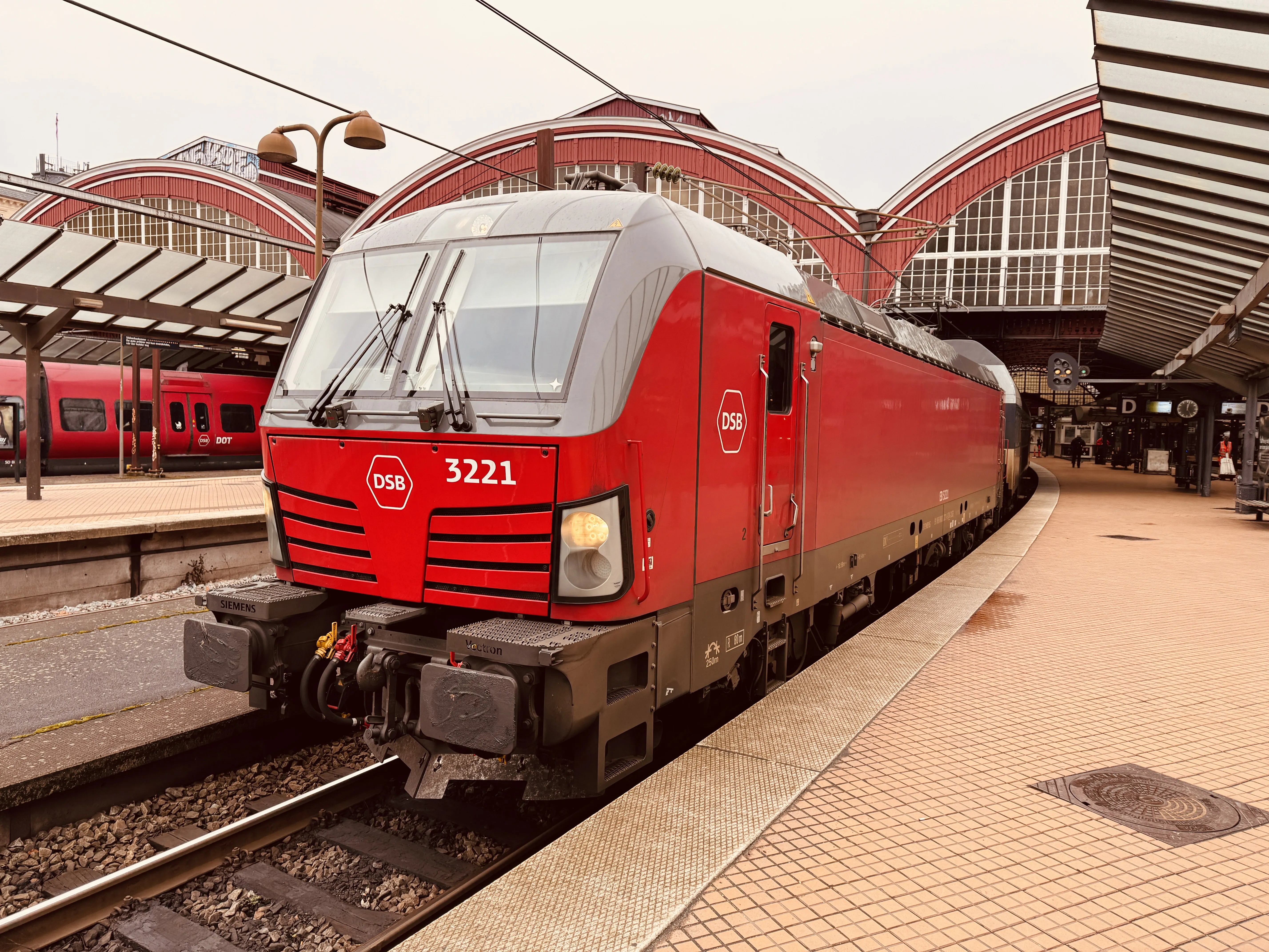 Billede af DSB EB 3221 fotograferet ud for København Hovedbanegård.