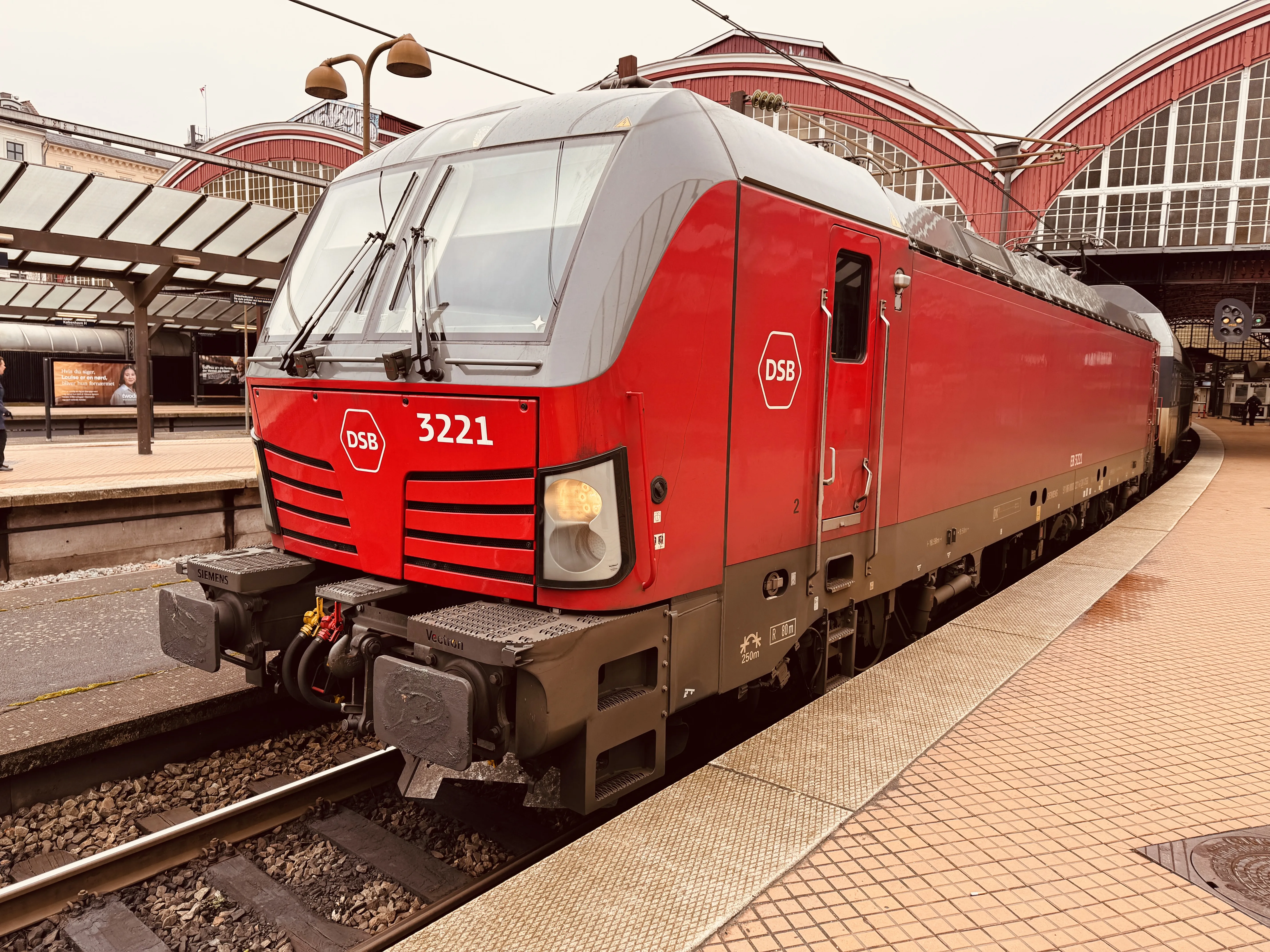 Billede af DSB EB 3221 fotograferet ud for København Hovedbanegård.