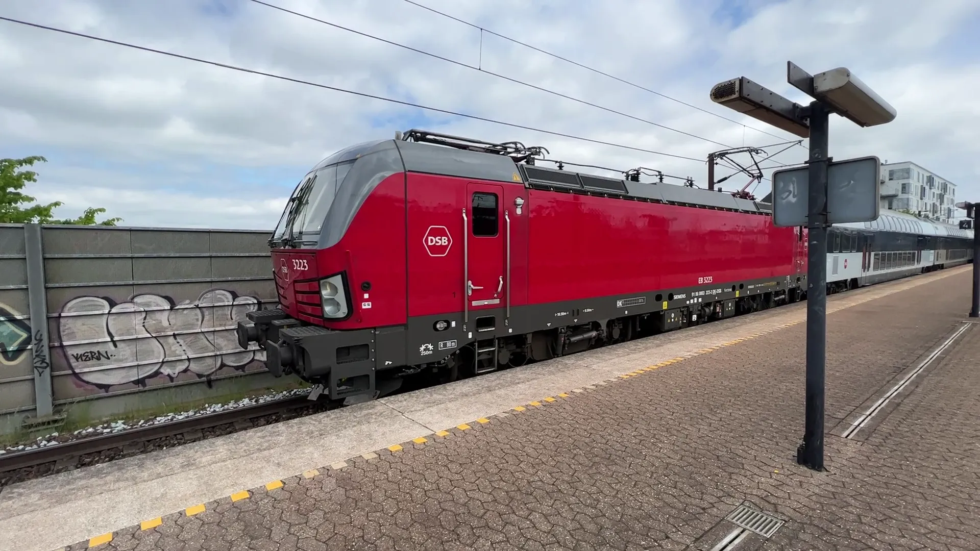 Billede af DSB EB 3223 fotograferet ud for Trekroner Trinbræt.