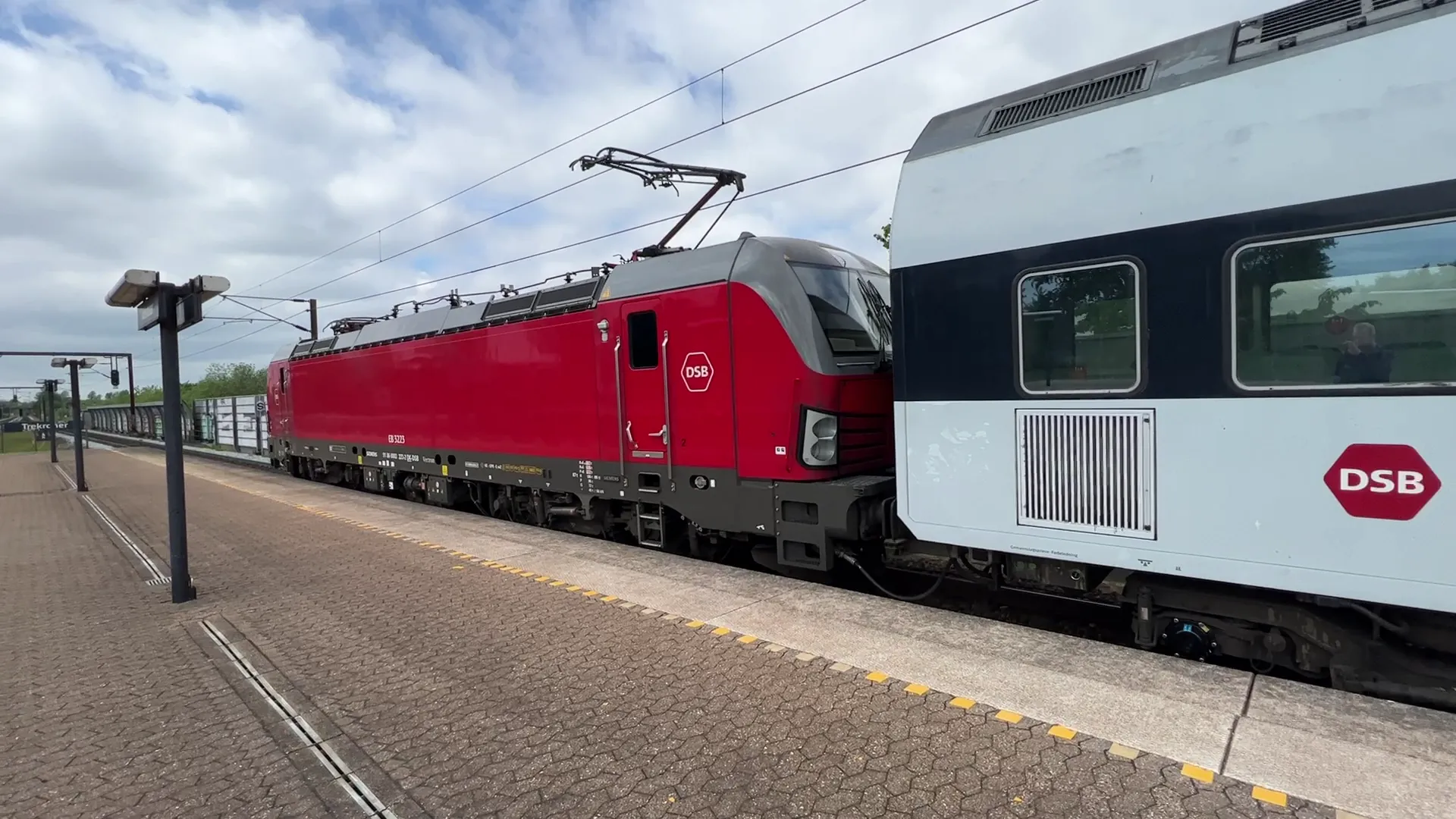 Billede af DSB EB 3223 fotograferet ud for Trekroner Trinbræt.