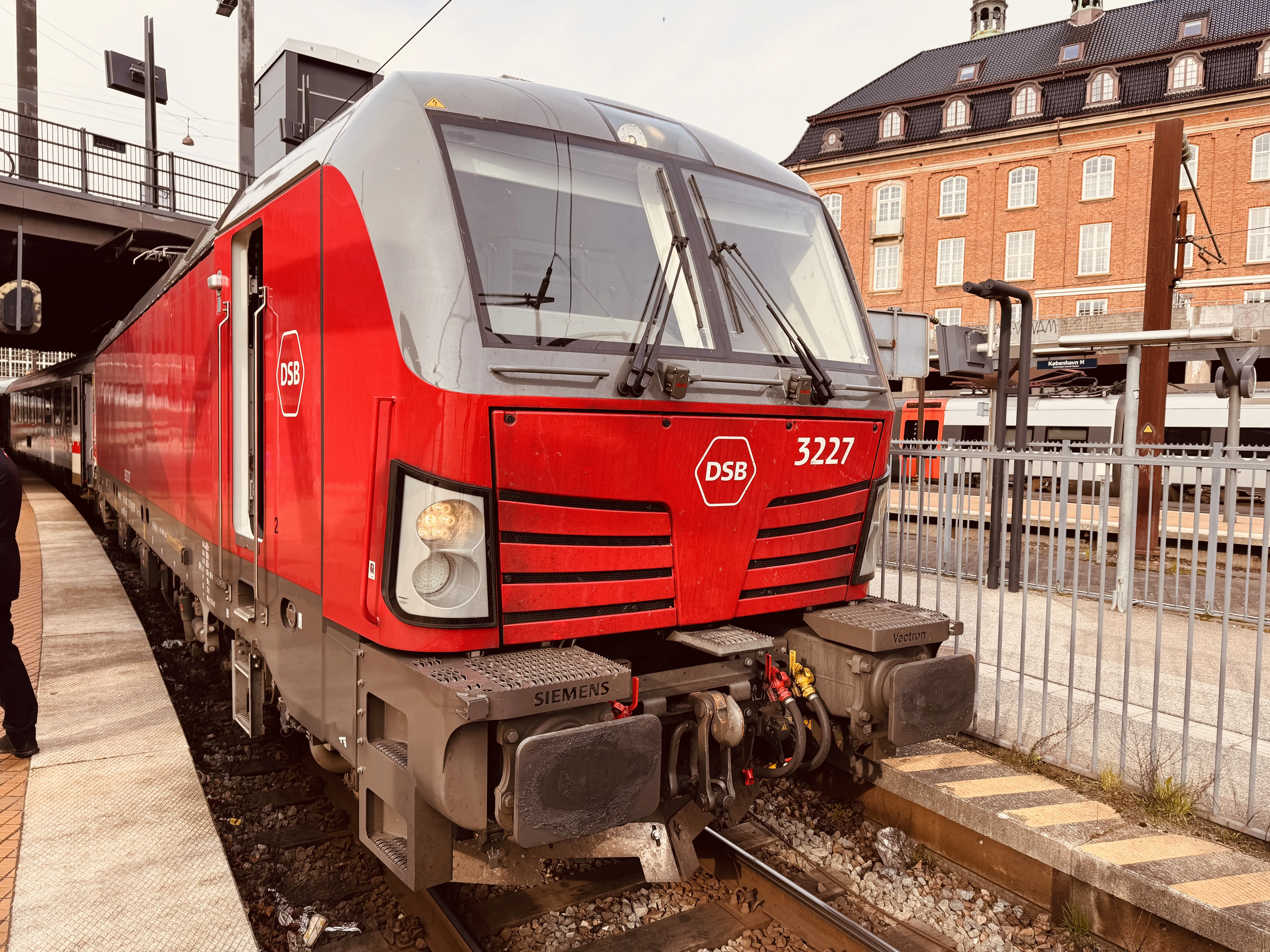 Billede af DSB EB 3227 fotograferet ud for København Hovedbanegård.