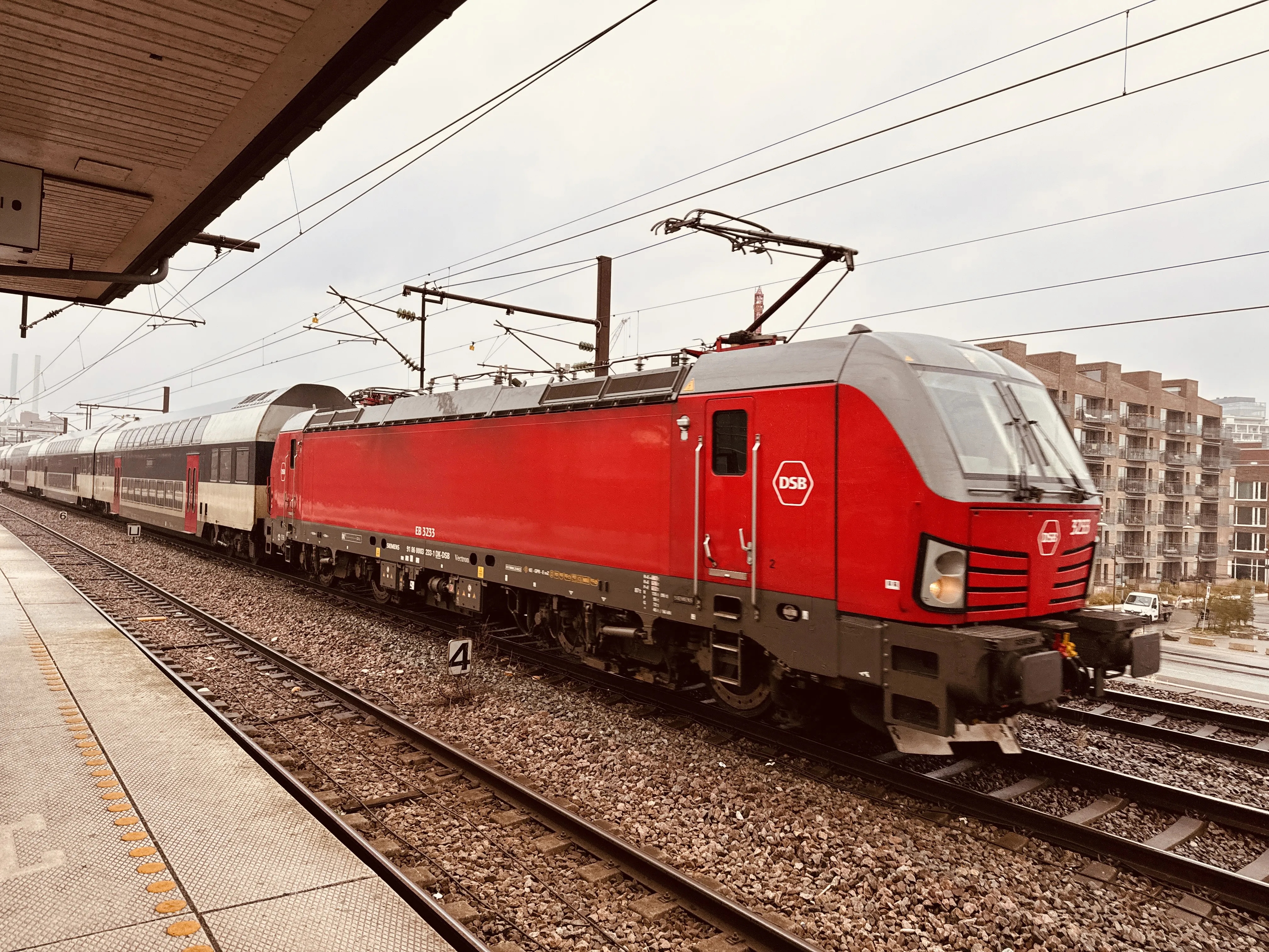 Billede af DSB EB 3233 fotograferet ud for Nordhavn S-togstrinbræt.