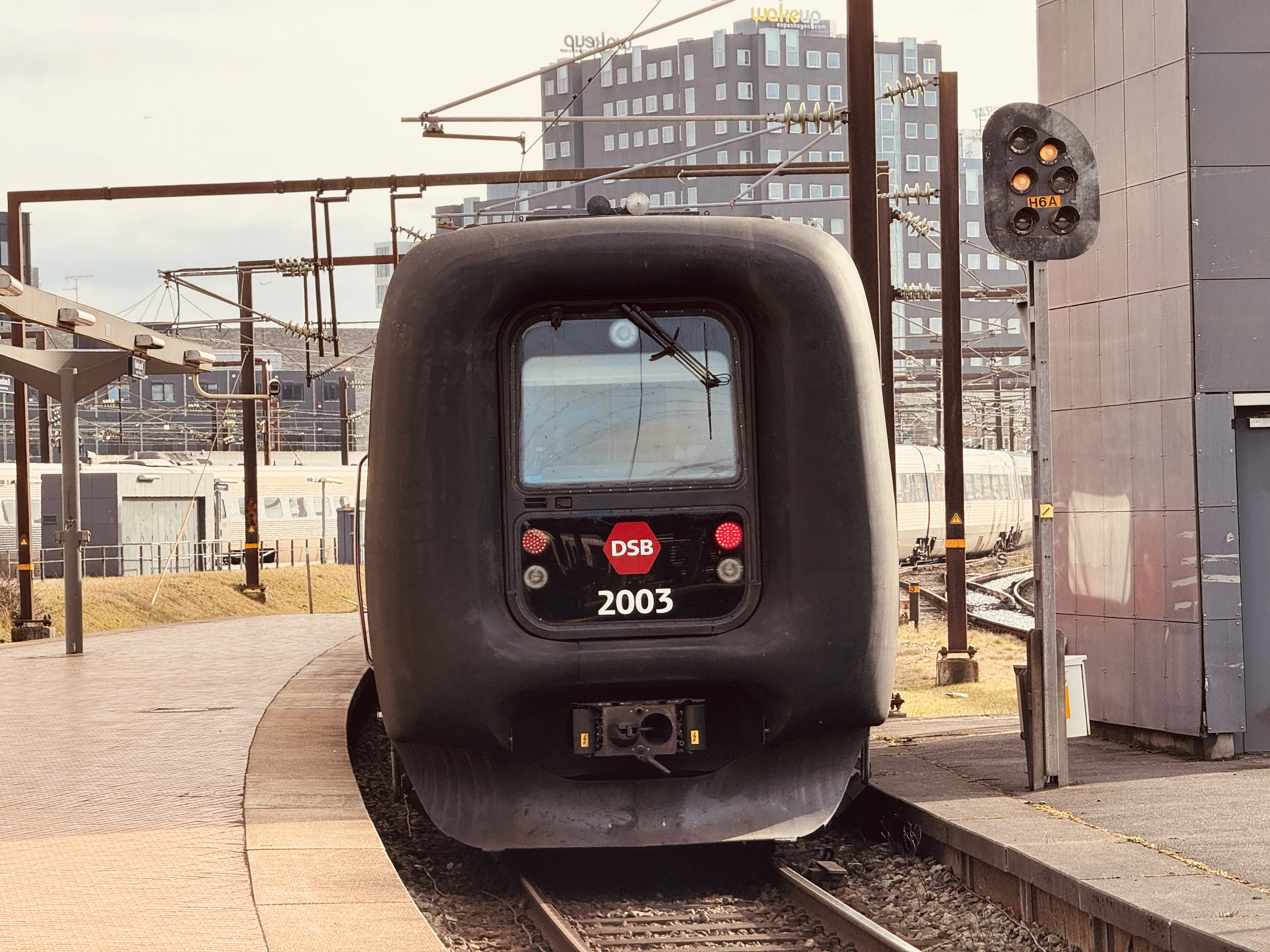 Billede af DSB ER 2003 fotograferet ud for København Hovedbanegård.