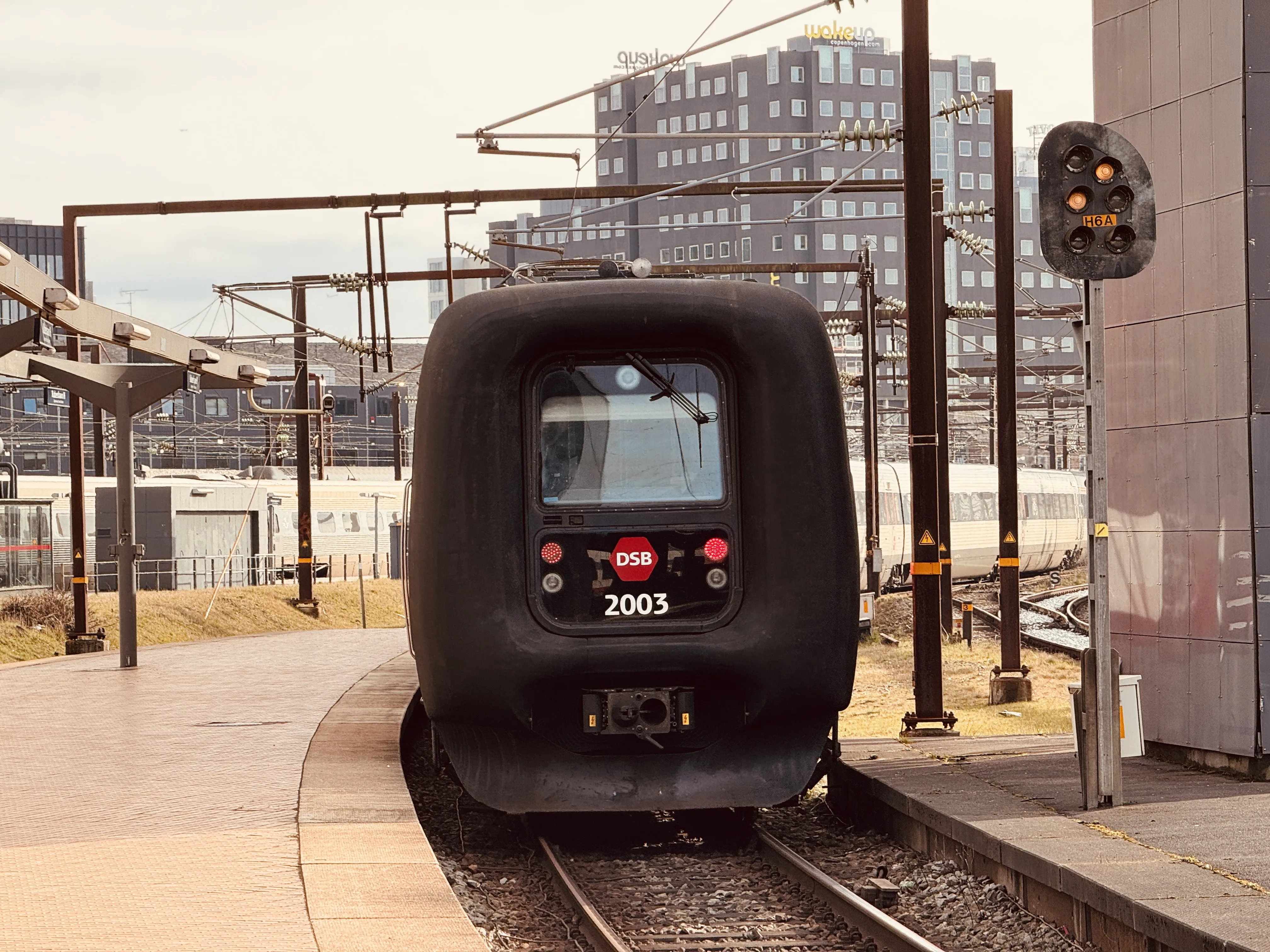 Billede af DSB ER 2003 fotograferet ud for København Hovedbanegård.