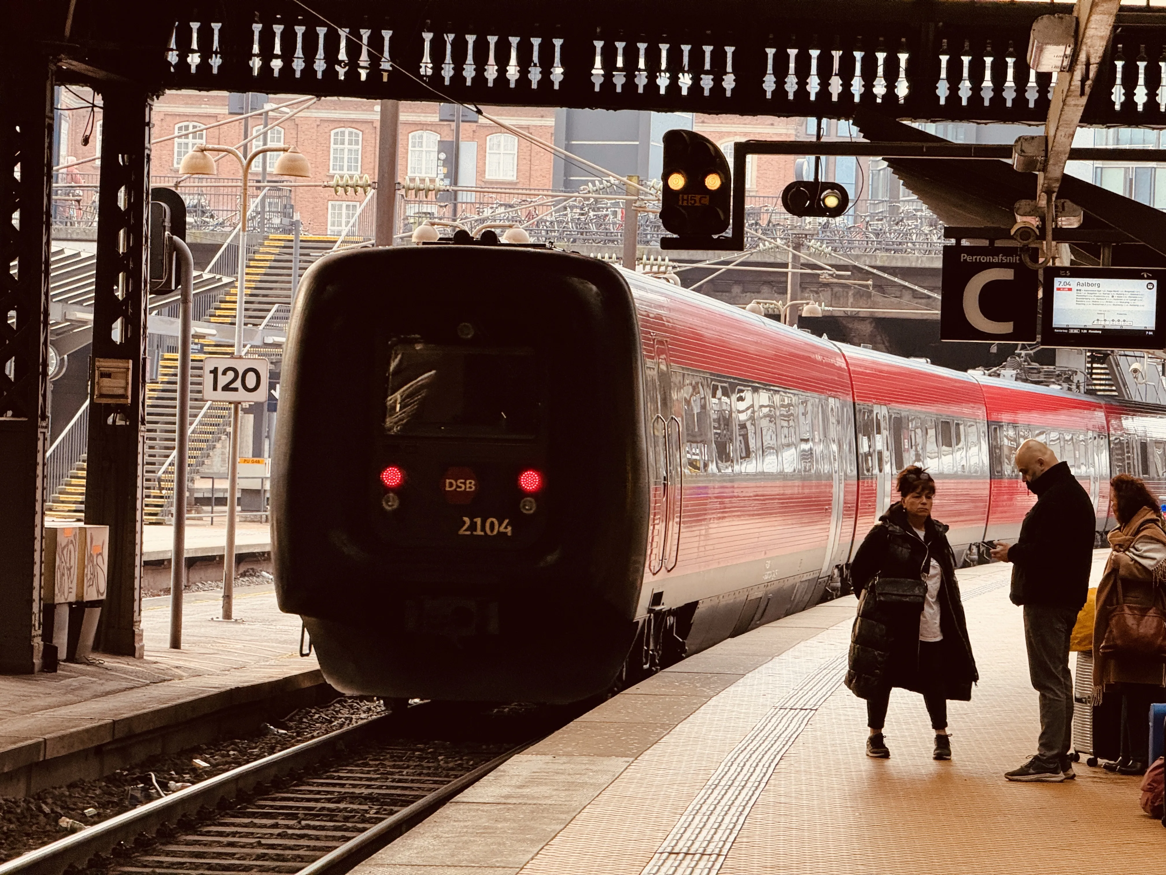 Billede af DSB ER 2004 fotograferet ud for København Hovedbanegård.