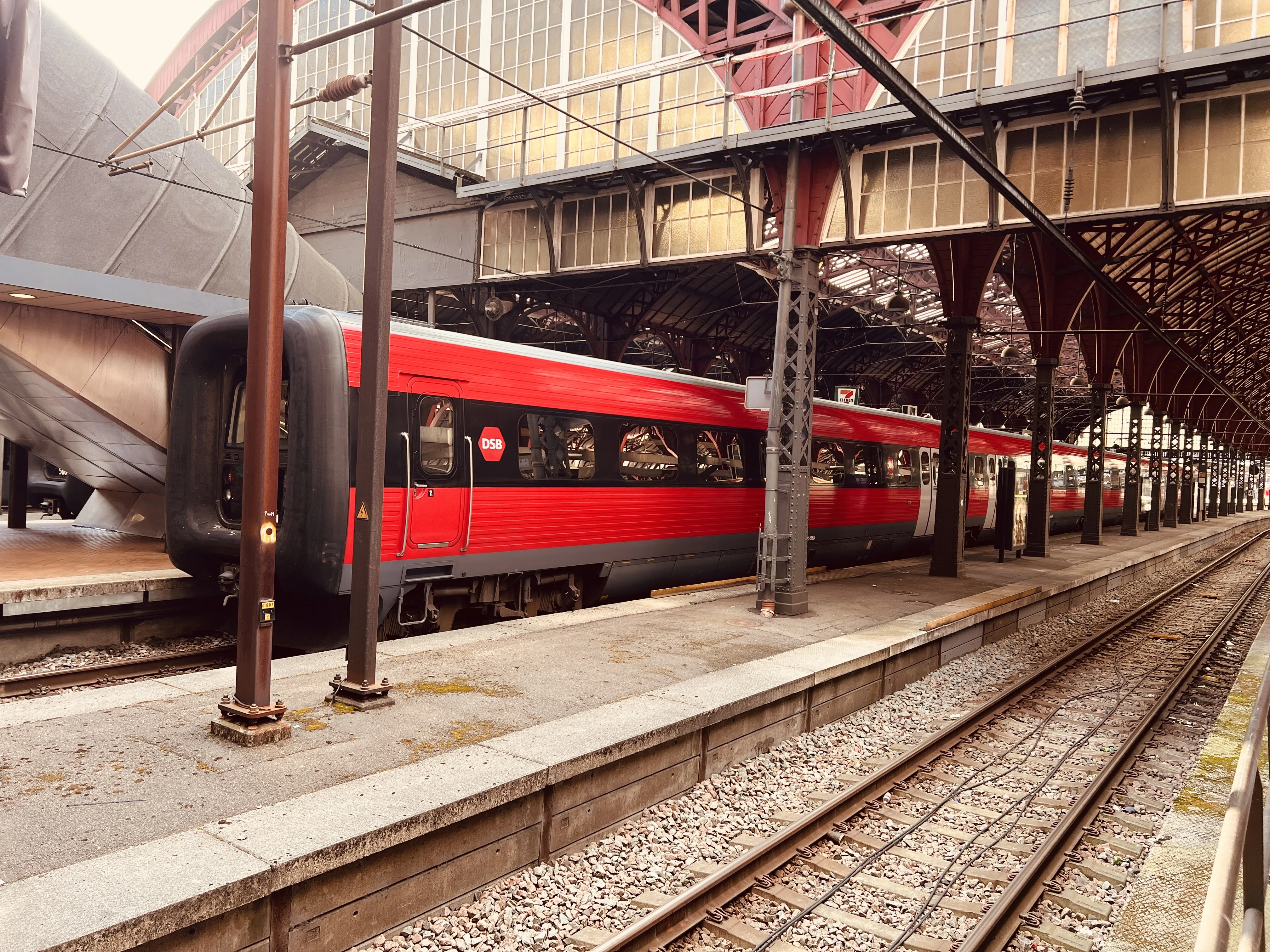 Billede af DSB ER 2004 fotograferet ud for København Hovedbanegård.