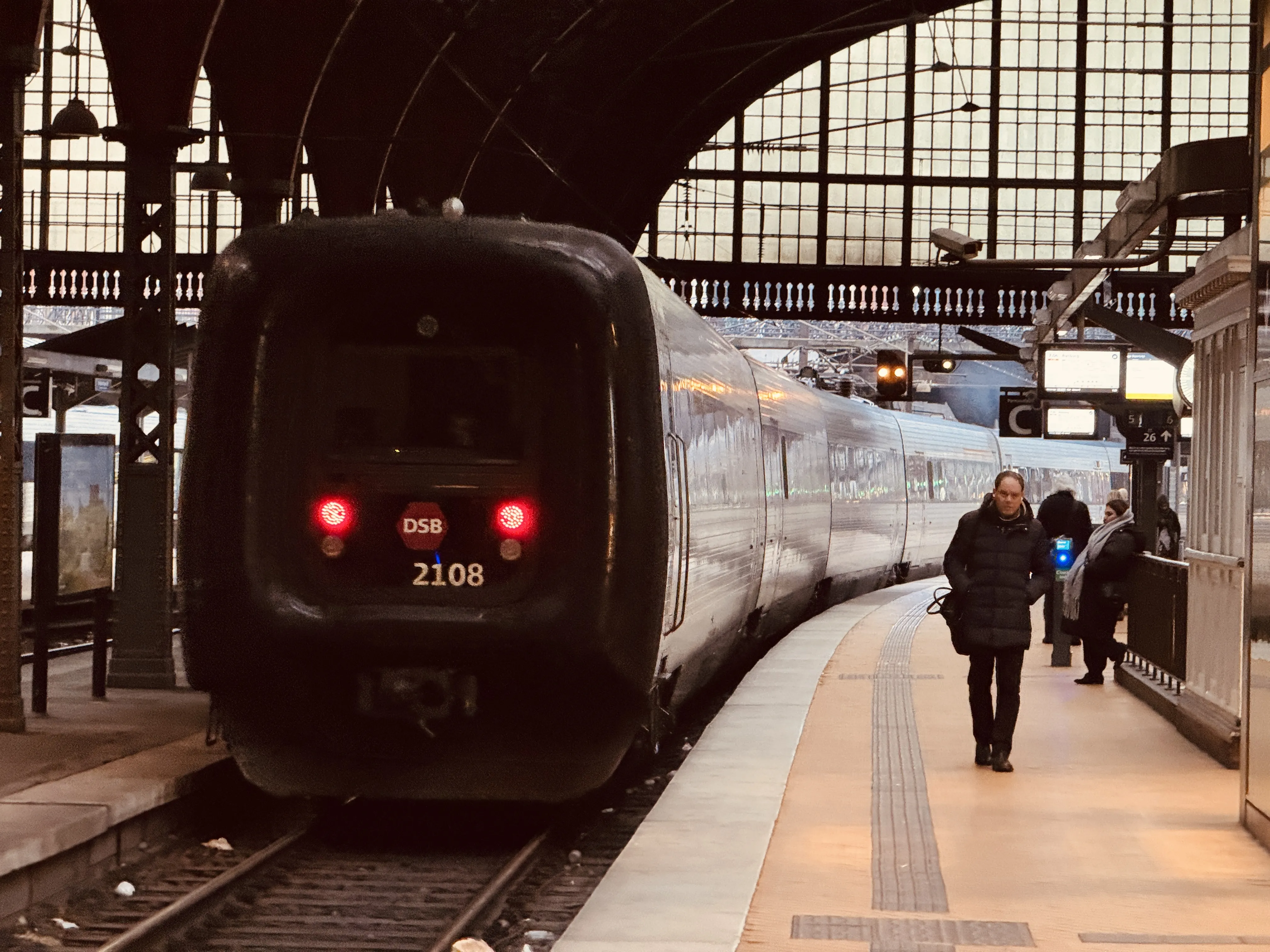 Billede af DSB ER 2008 fotograferet ud for København Hovedbanegård.