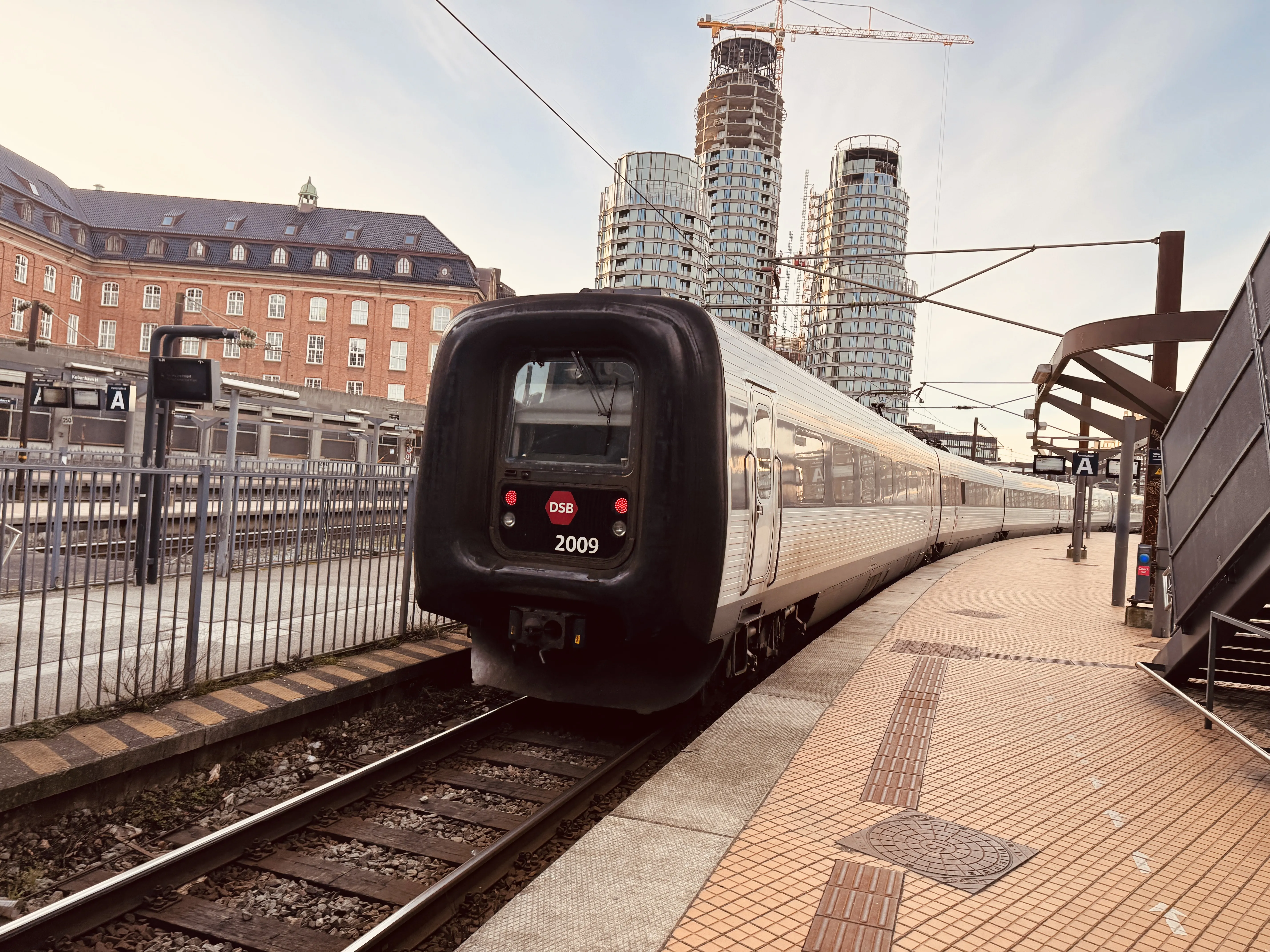 Billede af DSB ER 2009 fotograferet ud for København Hovedbanegård.