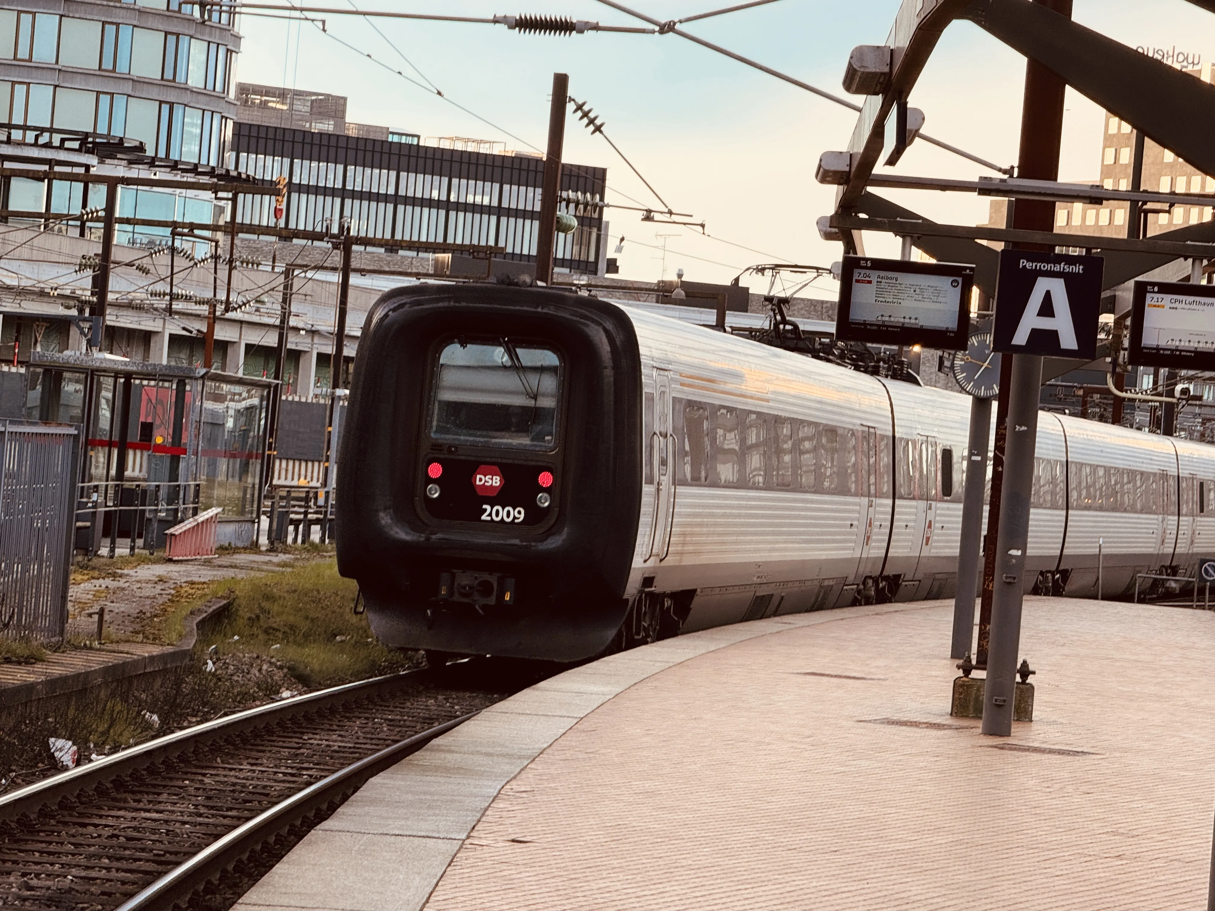 Billede af DSB ER 2009 fotograferet ud for København Hovedbanegård.