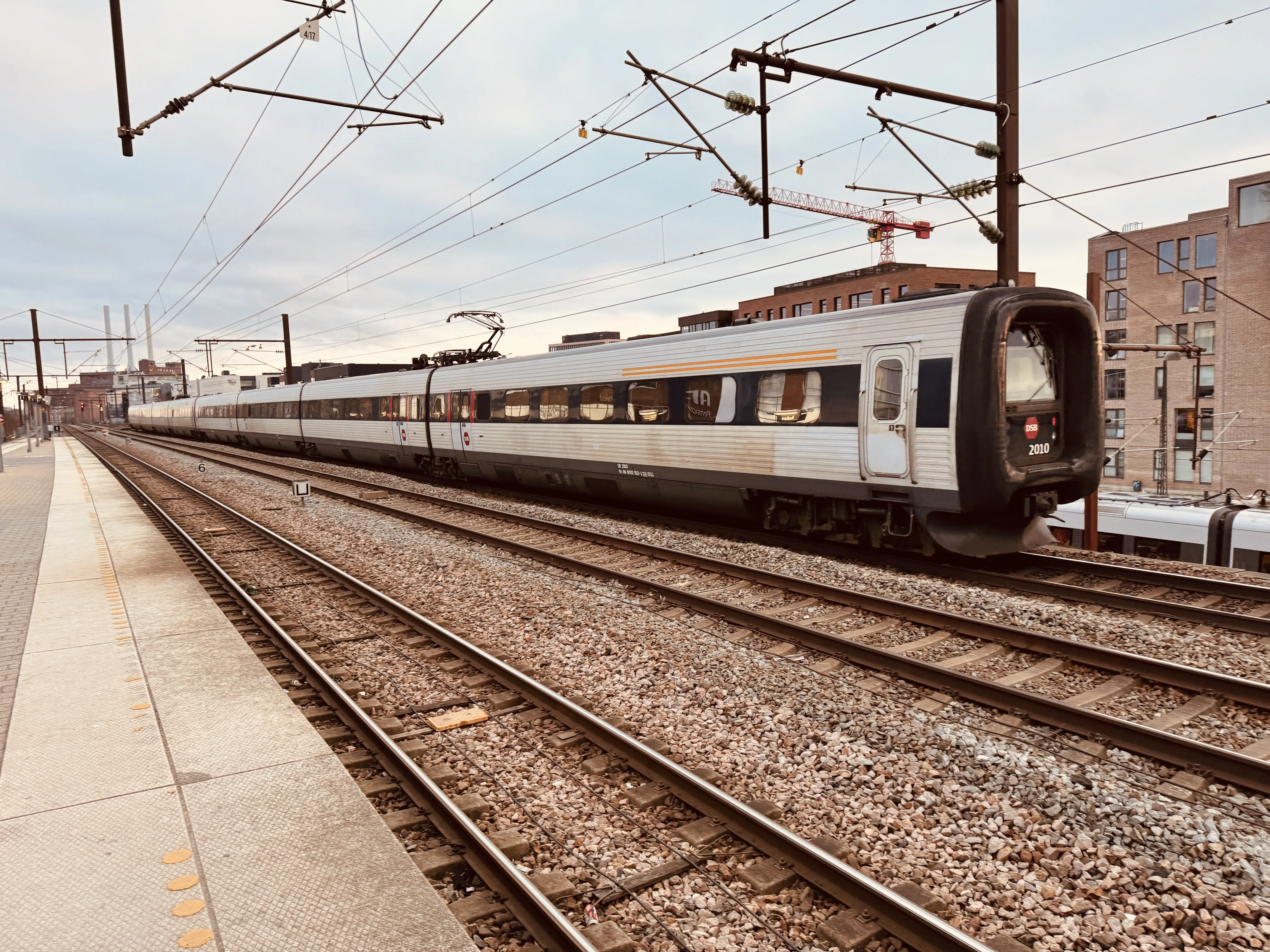 Billede af DSB ER 2010 fotograferet ud for Nordhavn S-togstrinbræt.