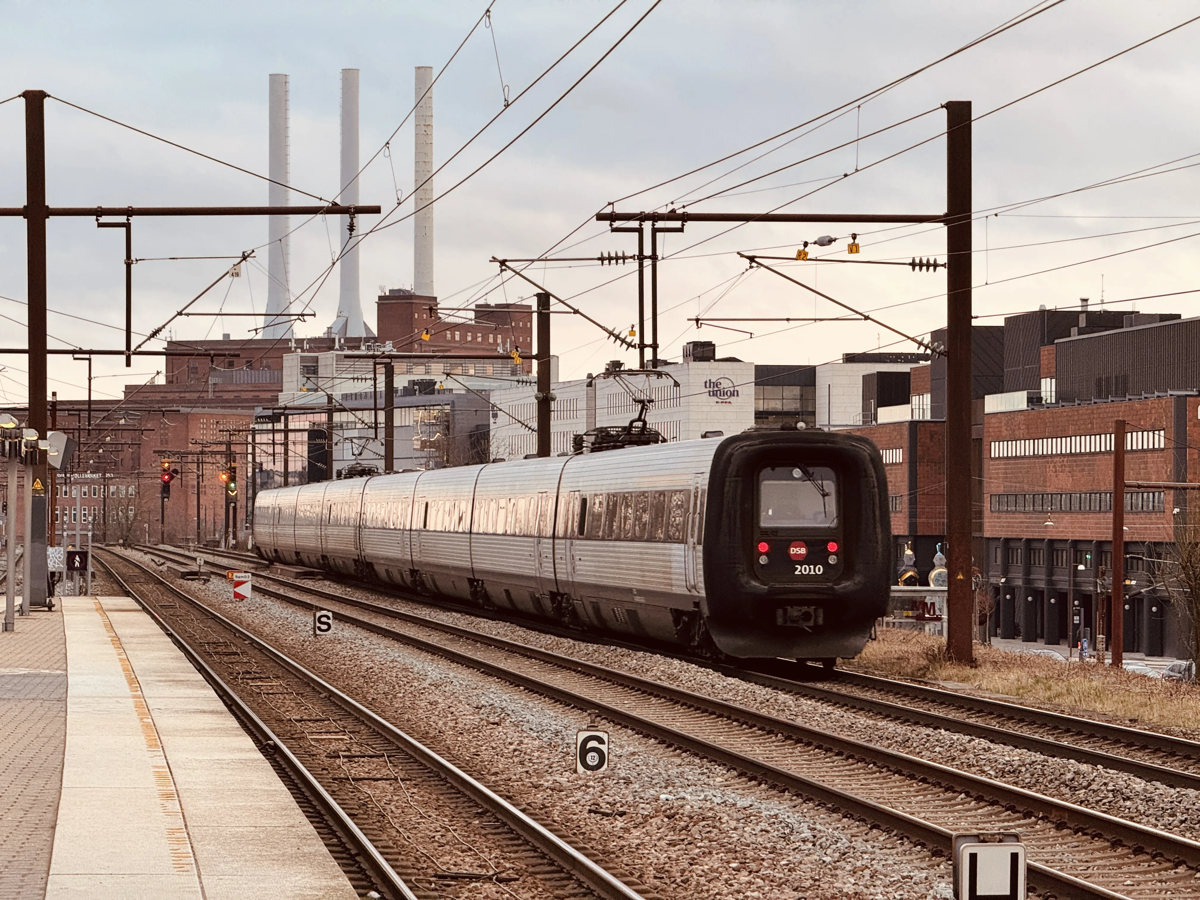 Billede af DSB ER 2010 fotograferet ud for Nordhavn S-togstrinbræt.