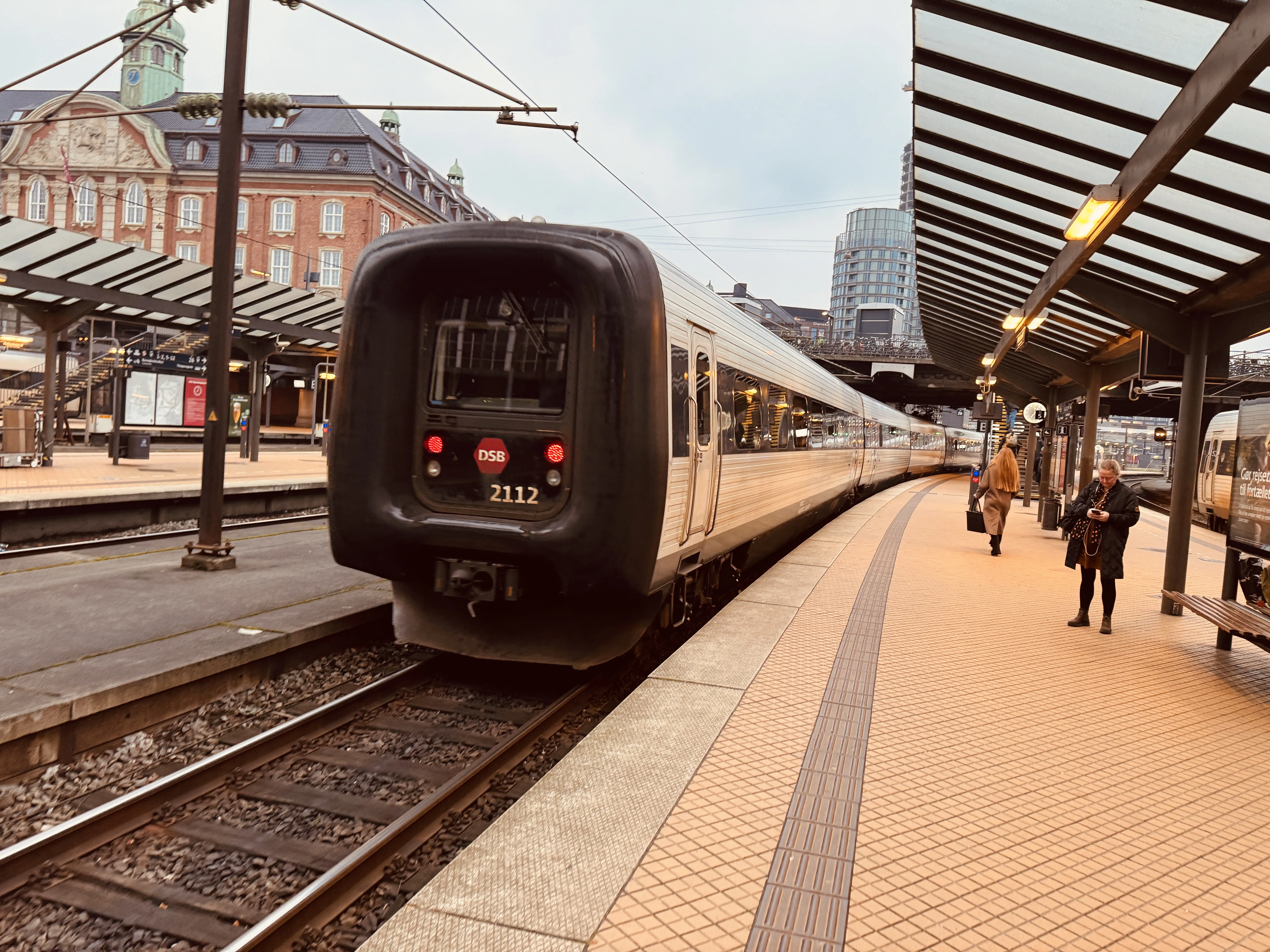 Billede af DSB ER 2012 fotograferet ud for København Hovedbanegård.